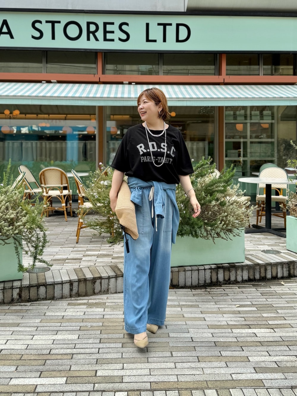「セットアップ、大人カジュアルコーデ、大人カジュアル、オトナカジュアル、Tシャツ×デニム、Tシャツコーデ、Tシャツ、ドロストパンツ、ドロスト、デニムパンツ、骨格ストレート、40代ファッション、40代女性、40代コーデ、夏だ！Tシャツ着よう！」｜「RIVE DROITEの【Yossshiiii企画/即完売につき再販売/新色追加】R.D.S.CロゴTe（Tシャツ/カットソー、ブラック系）」を使った、yosshiiiiiiさん（骨格ストレート・レディース・165cm）の春コーディネートの3枚目の写真