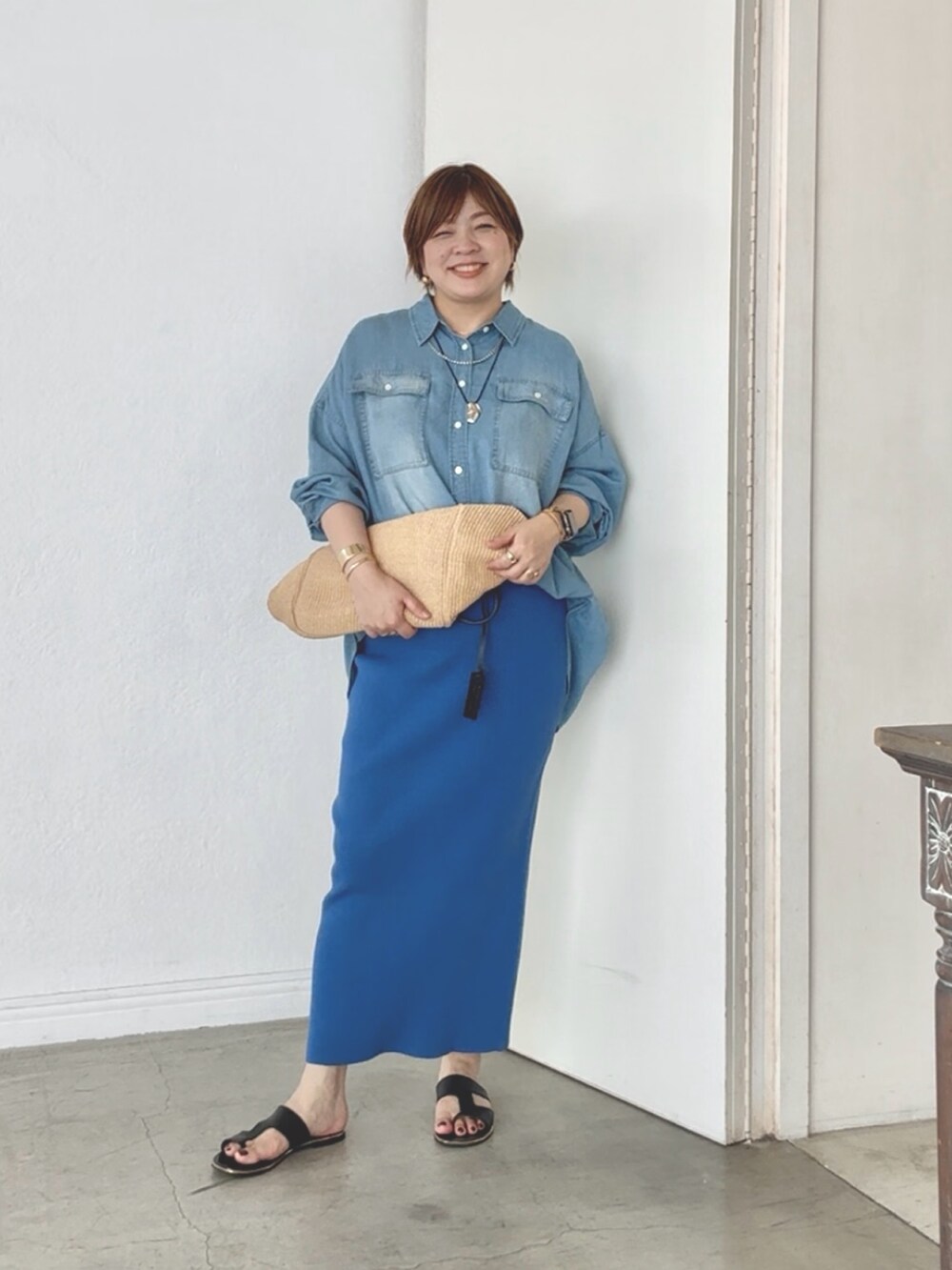 「サンダル、シャツスタイル、今日のコーデ、デニム、デニムシャツ、ブルーコーデ、ブルー、タイトスカート、タイトスカートコーデ、40代ファッション、40代、40代女性、40代コーデ、骨格ストレート」｜「RIVE DROITEの2サイズ展開/リブタイトスカート（スカート、ブルー系）」を使った、yosshiiiiiiさん（骨格ストレート・レディース・165cm）の春コーディネートの3枚目の写真
