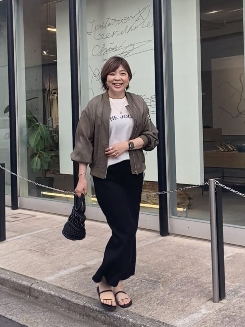 「いまどきジャケット写真、春、今日のコーデ、シンプル、大人コーデ、シンプルコーデ、パンツコーデ、お洒落さんとつながりたい、夏コーデ、おでかけコーデ、大人カジュアル、大人かわいい、フェミニン、ブラック」｜「RIVE DROITEの軽やかな着心地が人気/シアーブルゾン（ミリタリージャケット、グリーン系）」を使った、yosshiiiiiiさん（骨格ストレート・レディース・165cm）の春コーディネートの3枚目の写真