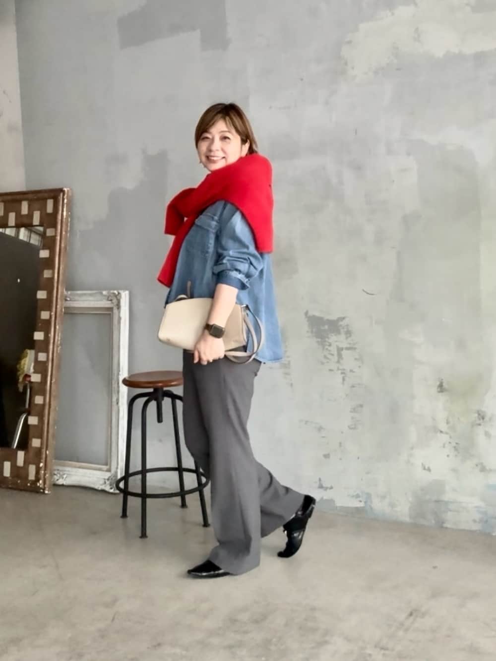 レッド系のカーディガン/ボレロ、グレー系のその他パンツを着用したレディースの秋コーディネートの2枚目の写真