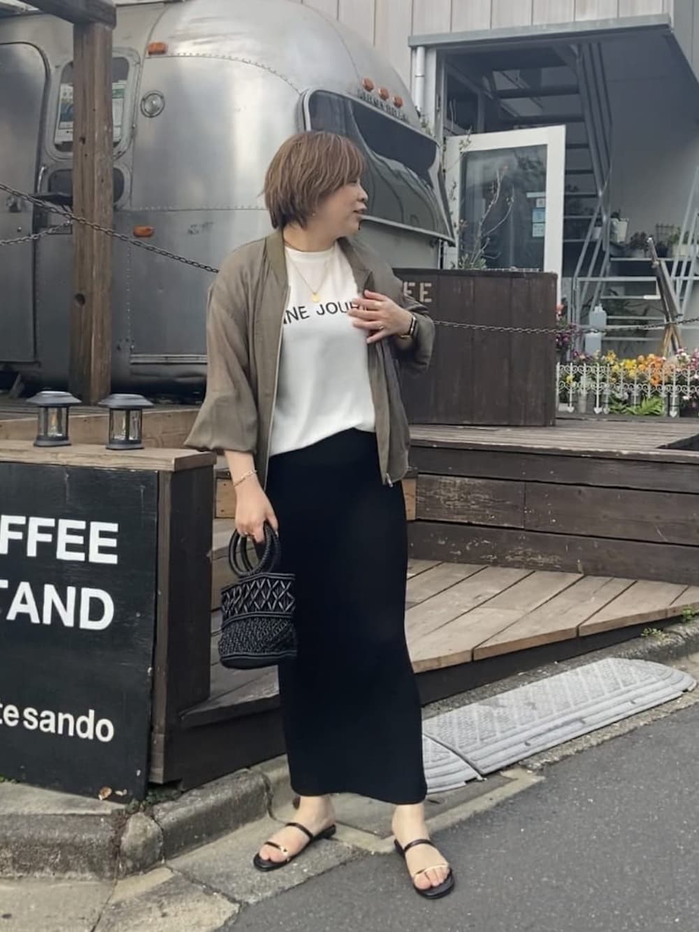 「いまどきジャケット写真、春、今日のコーデ、シンプル、大人コーデ、シンプルコーデ、パンツコーデ、お洒落さんとつながりたい、夏コーデ、おでかけコーデ、大人カジュアル、大人かわいい、フェミニン、ブラック」｜「RIVE DROITEの軽やかな着心地が人気/シアーブルゾン（ミリタリージャケット、グリーン系）」を使った、yosshiiiiiiさん（骨格ストレート・レディース・165cm）の春コーディネートの4枚目の写真