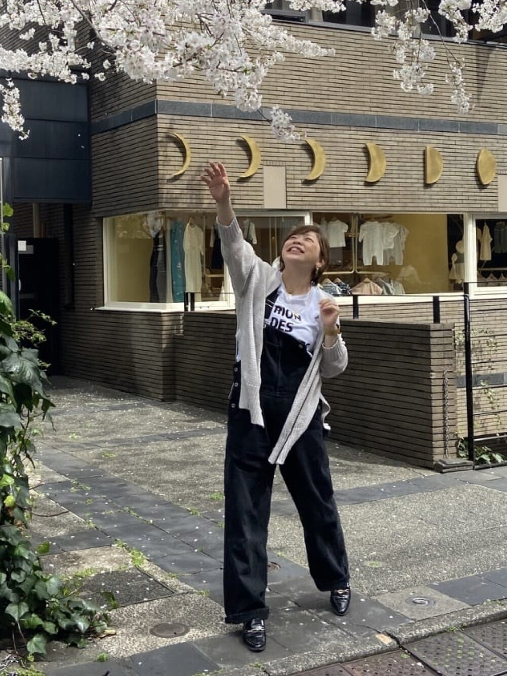 グレー系のカーディガン/ボレロ、ブラック系のサロペット/オーバーオールを着用したレディースの春コーディネートの3枚目の写真