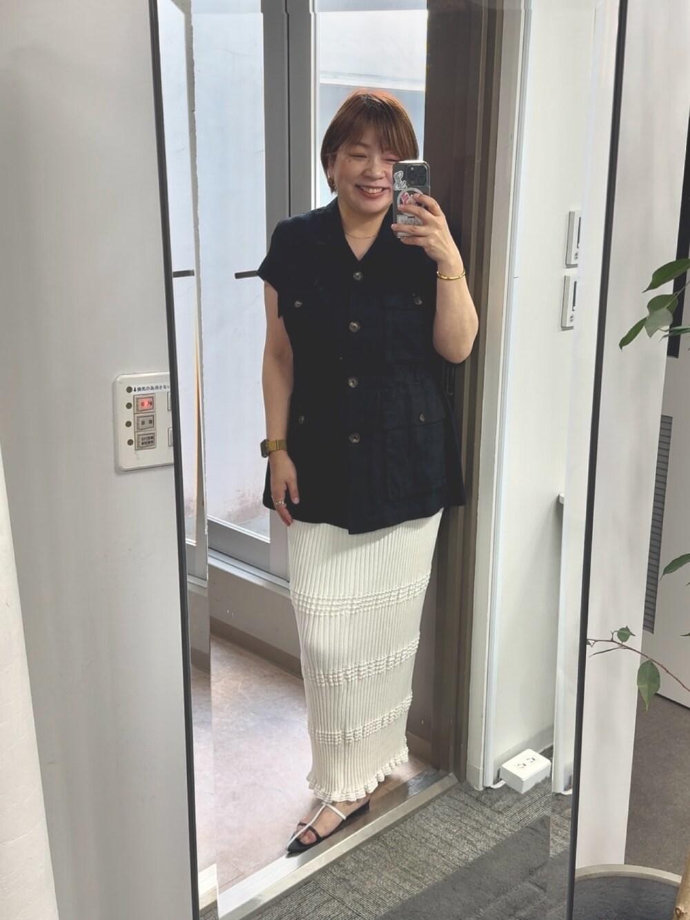 「春服コーデ、大人カジュアルコーデ、大人可愛い、ゆるコーデ、大人コーデ、春先取り、スカートスタイル、40代ファッション、40代、40代コーデ、サファリ、サファリスタイル、サファリコーデ、サファリシャツ」｜「RIVE DROITEの予約【セットアップ対応】ウエービーリブスカート（スカート、ホワイト系）」を使った、yosshiiiiiiさん（骨格ストレート・レディース・165cm）の春コーディネートの3枚目の写真