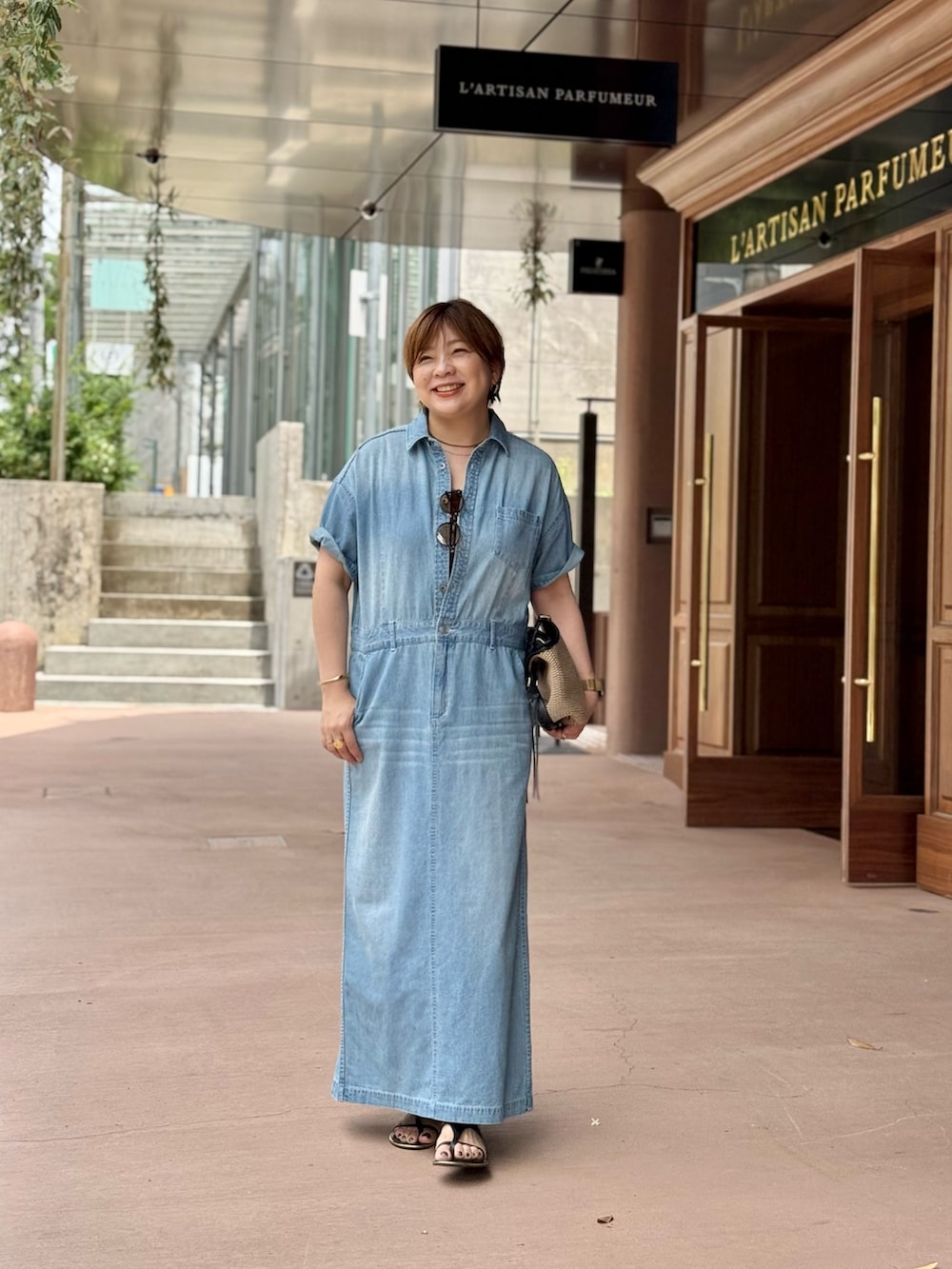 「デニムコーデ、デニムワンピース、デニムワンピ、デニムワンピースコーデ、40代ファッション、40代、40代女性、40代コーデ、夏コーデ、夏ファッション」｜「RIVE DROITEの【MONN×Yoshiiiiii】半袖デニムシャツワンピース（ワンピース、ブルー系）」を使った、yosshiiiiiiさん（骨格ストレート・レディース・165cm）の春コーディネートの2枚目の写真