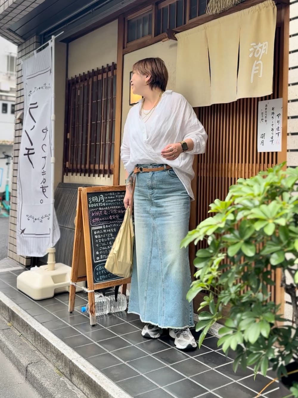 「デニム、デニムスカート、40代ファッション、40代女性、40代コーデ、骨格ストレート」｜「RIVE DROITEの【MONN.:.(モン)】LOOSE DENIM SKIRT（デニムスカート、ブルー系）」を使った、yosshiiiiiiさん（骨格ストレート・レディース・165cm）の春コーディネートの2枚目の写真