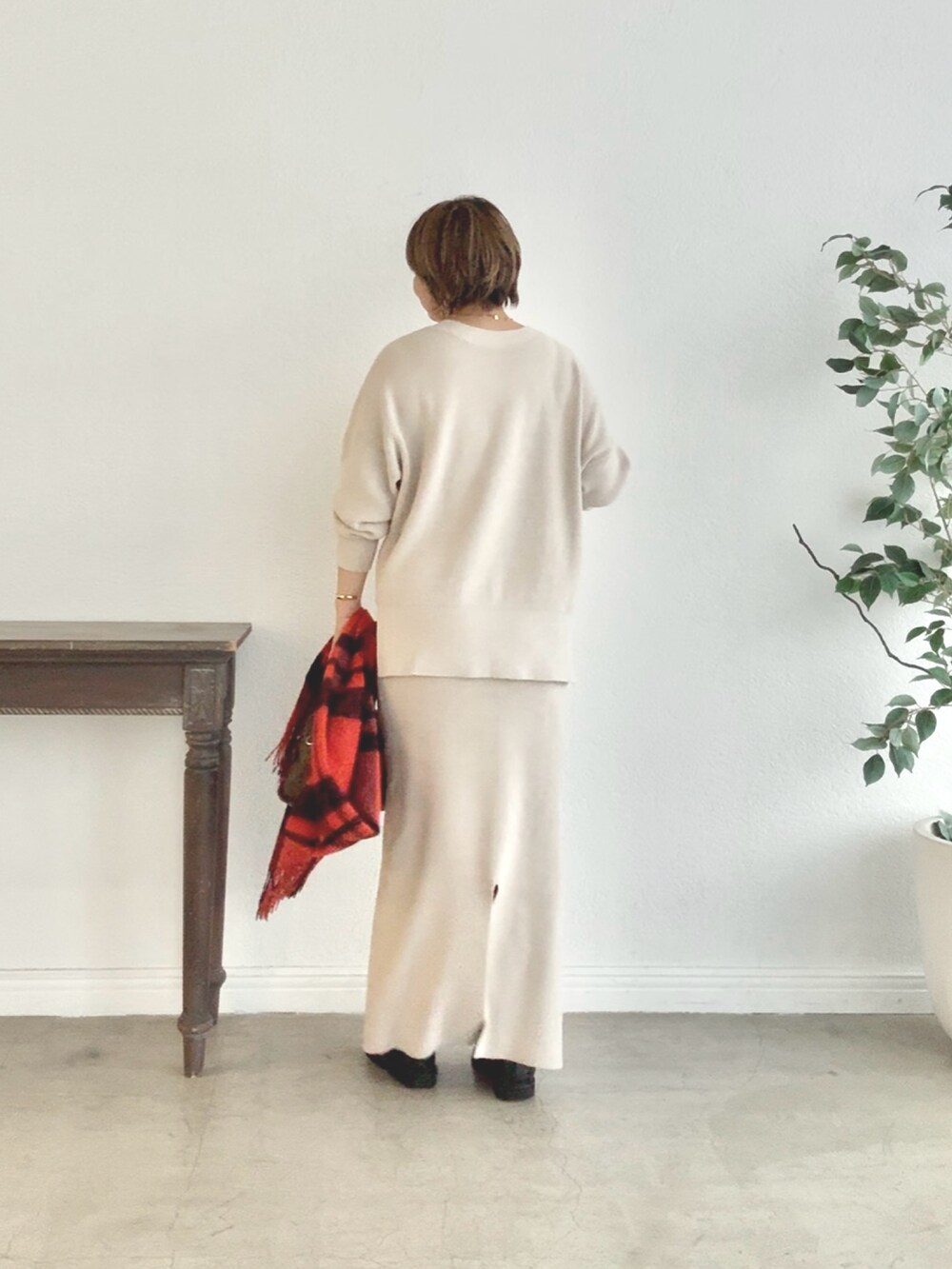 ホワイト系のニット/セーター、ホワイト系のスカートを着用したレディースの秋コーディネートの5枚目の写真