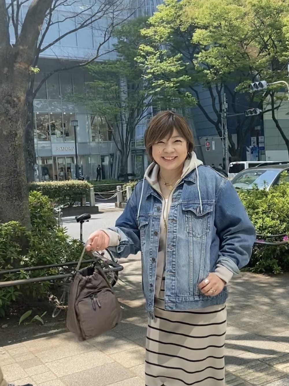 「いまどきジャケット写真、Gジャン、カジュアル、大人女子、ゆったりコーデ、ブラック、ボーダースカート、パーカー、レイヤードスタイル」｜「RIVE DROITEのMONN.:. /モン　デニムジャケット（デニムジャケット、ブルー系）」を使った、yosshiiiiiiさん（骨格ストレート・レディース・165cm）の春コーディネートの3枚目の写真