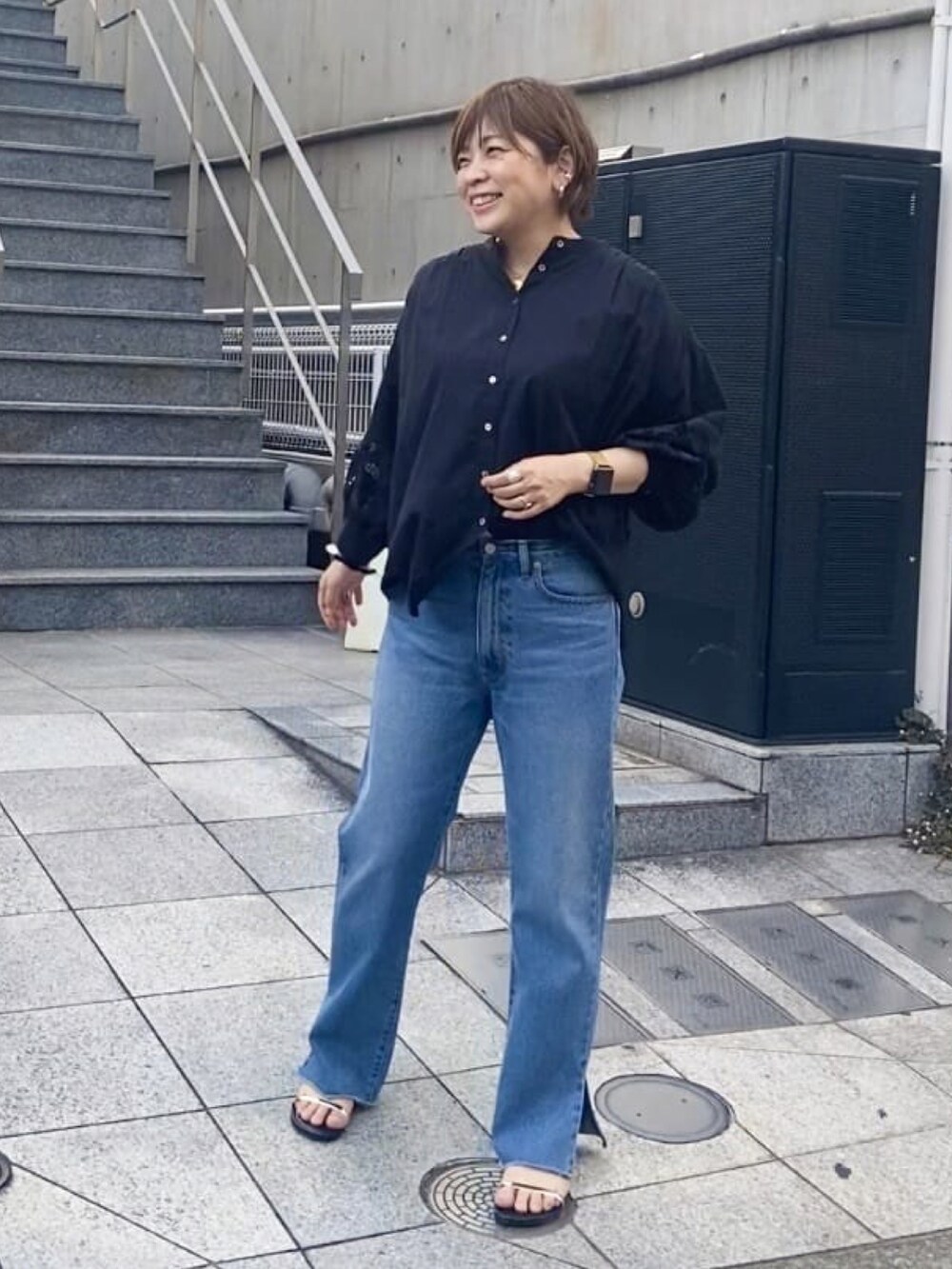 「オトナ女子、休日スタイル、おでかけコーデ、オトナカジュアル、きれいめカジュアル、春服、ゆるコーデ、着回しコーデ、ブラック、デニム、デニムコーデ」｜「RIVE DROITEの袖口のレースがさりげない/コットン袖刺繍ギャザーブラウス（シャツ/ブラウス、ブラック系）」を使った、yosshiiiiiiさん（骨格ストレート・レディース・165cm）の春コーディネートの3枚目の写真