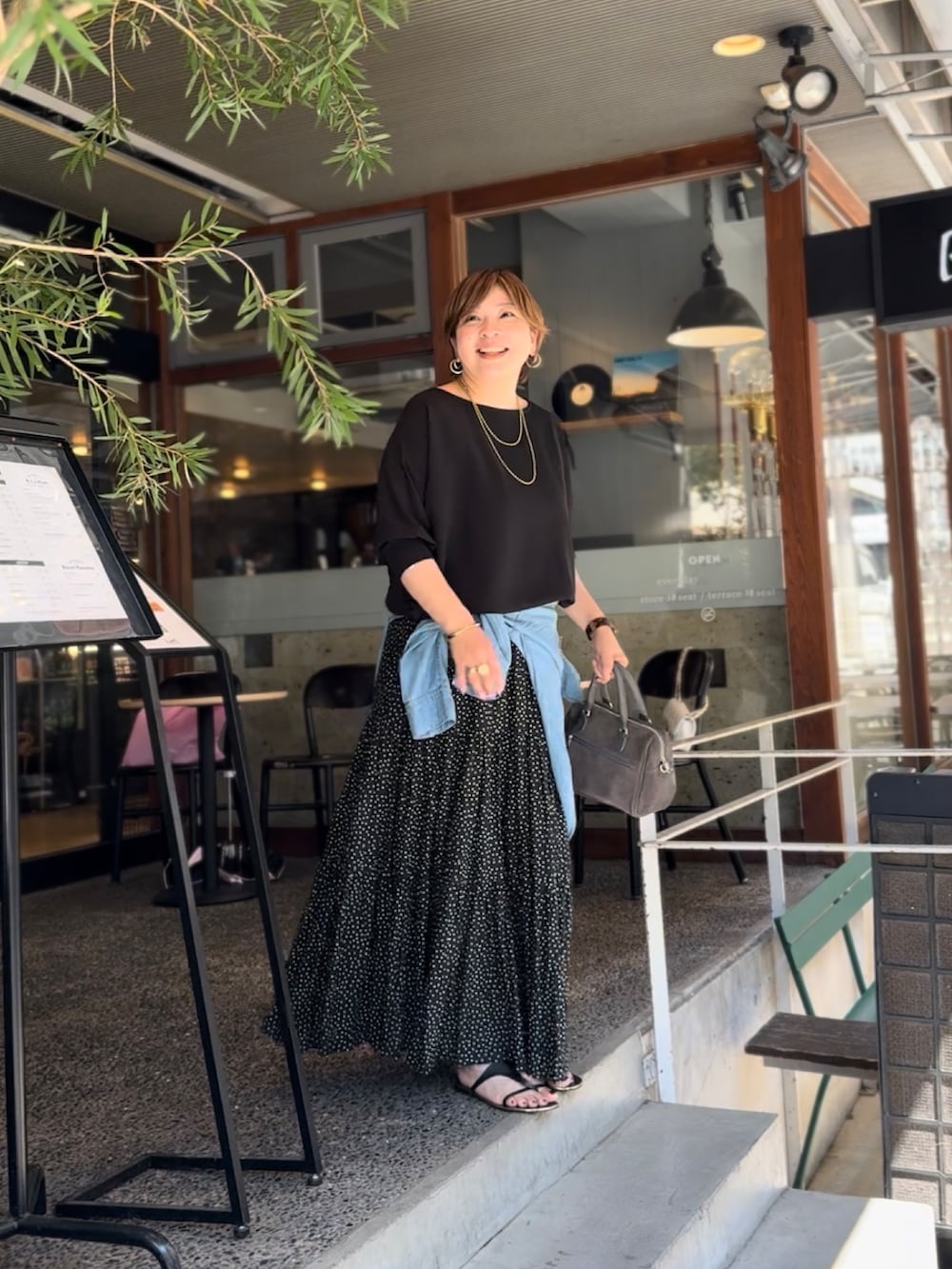 「シアートップス、夏服コーデ、ゆるコーデ、涼しいコーデ、シンプルスタイル、夏服、シャツ/ブラウス、夏コーデ、秋服準備はじめました、40代ファッション、40代女性、40代コーデ、骨格ストレート」｜「RIVE DROITEのリブ付きジョーゼットドルマンブラウス（シャツ/ブラウス、ブラック系）」を使った、yosshiiiiiiさん（レディース・165cm）の夏コーディネートの3枚目の写真
