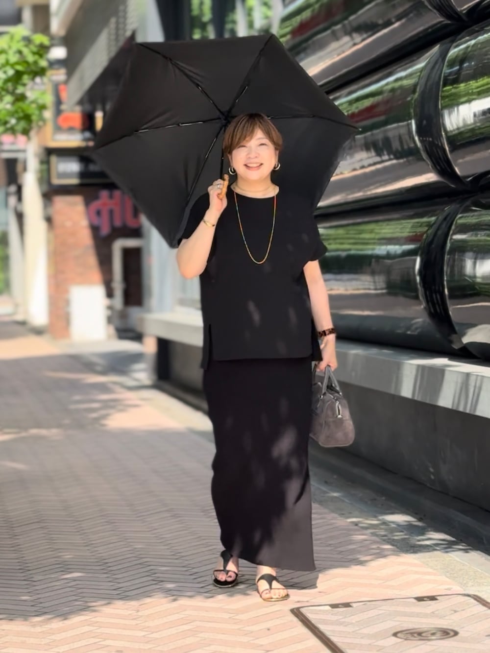 「夏コーデ、夏服コーデ、大人カジュアルコーデ、夏服、夏だ！Tシャツ着よう！、シャツ/ブラウス、着回しコーデ、トップス、ブラック、ブラックコーデ、40代ファッション、40代、40代女性、40代コーデ」｜「RIVE DROITEのテレコ切替ジョーゼットブラウス（シャツ/ブラウス、ブラック系）」を使った、yosshiiiiiiさん（レディース・165cm）の夏コーディネートの3枚目の写真