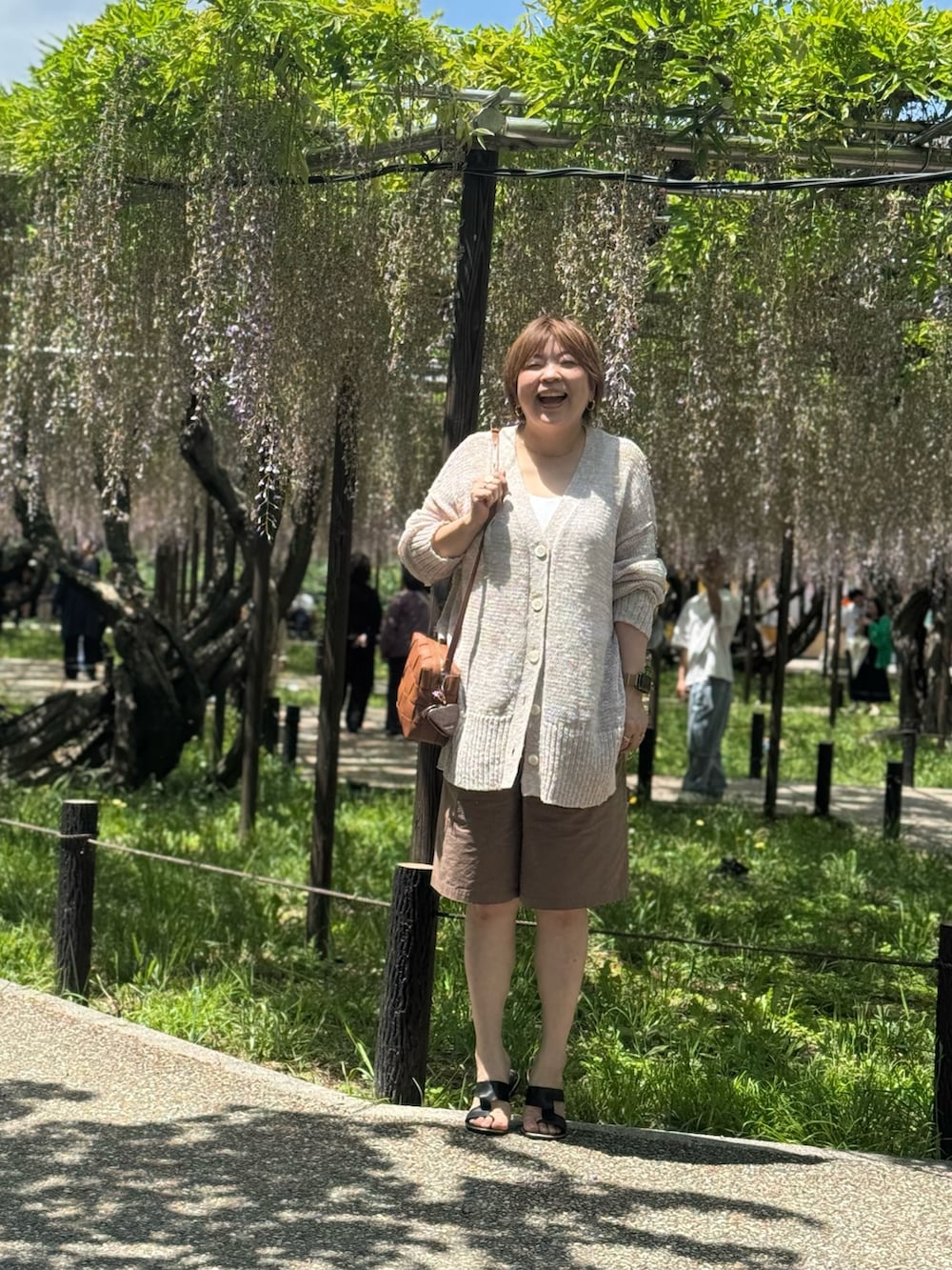 「カーディガンコーデ、カーディガン、ショートパンツ、ショートヘア、骨格ストレート、40代ファッション、40代女性、40代コーデ、夏コーデ」｜「RIVE DROITEの【名品リバイバル/手洗い可】NEWサイドスリットカーデ（カーディガン/ボレロ、ベージュ系）」を使った、yosshiiiiiiさん（骨格ストレート・レディース・165cm）の春コーディネートの2枚目の写真