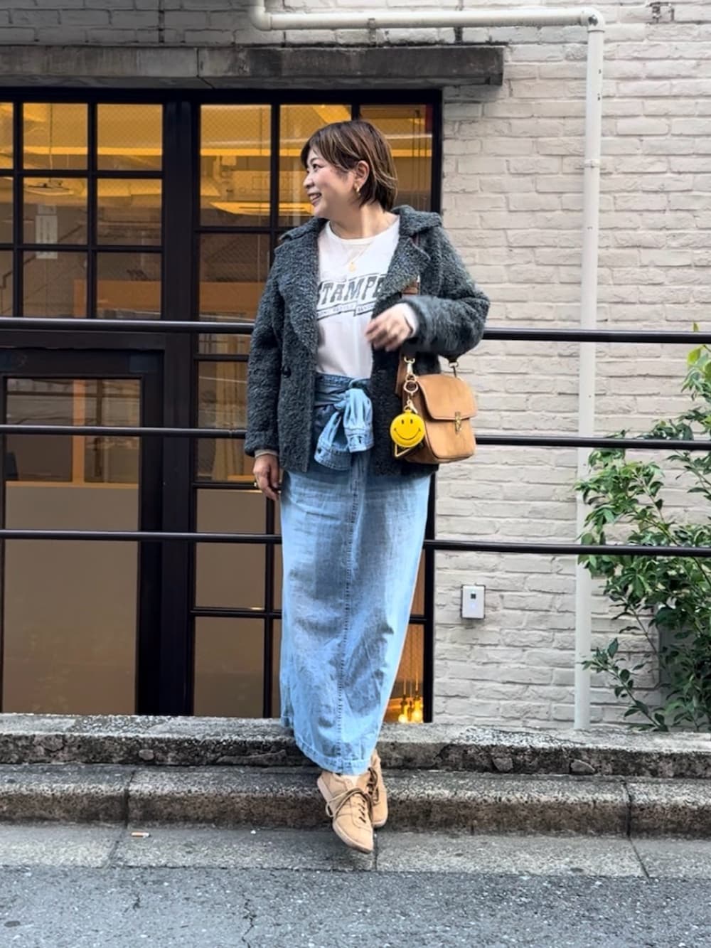 グレー系のその他アウター、ホワイト系のTシャツ/カットソー、ブルー系のシャツワンピースを着用したレディースの秋コーディネートの2枚目の写真