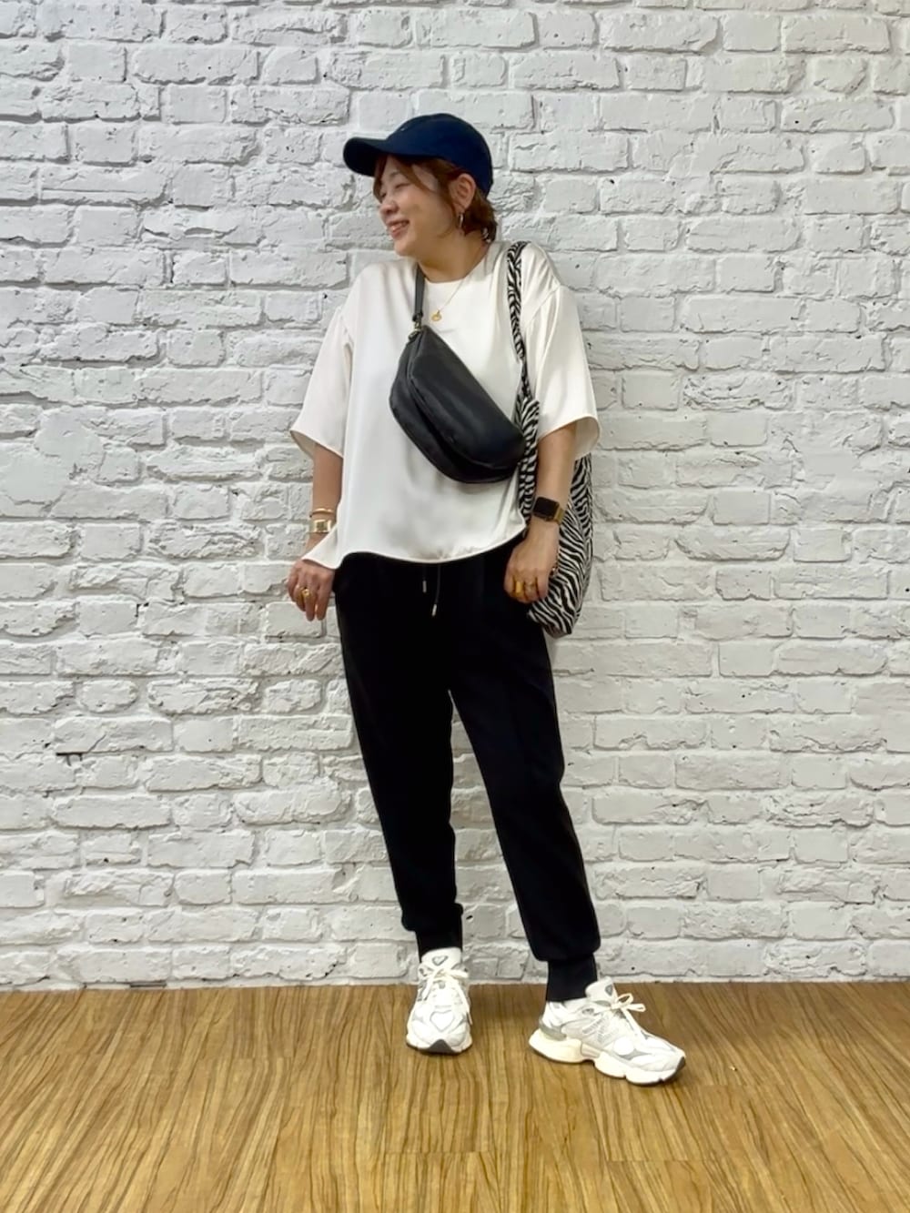 ブラック系のその他パンツ、ホワイト系のシャツ/ブラウス、ブラック系のトートバッグを着用したレディースの秋コーディネートの3枚目の写真