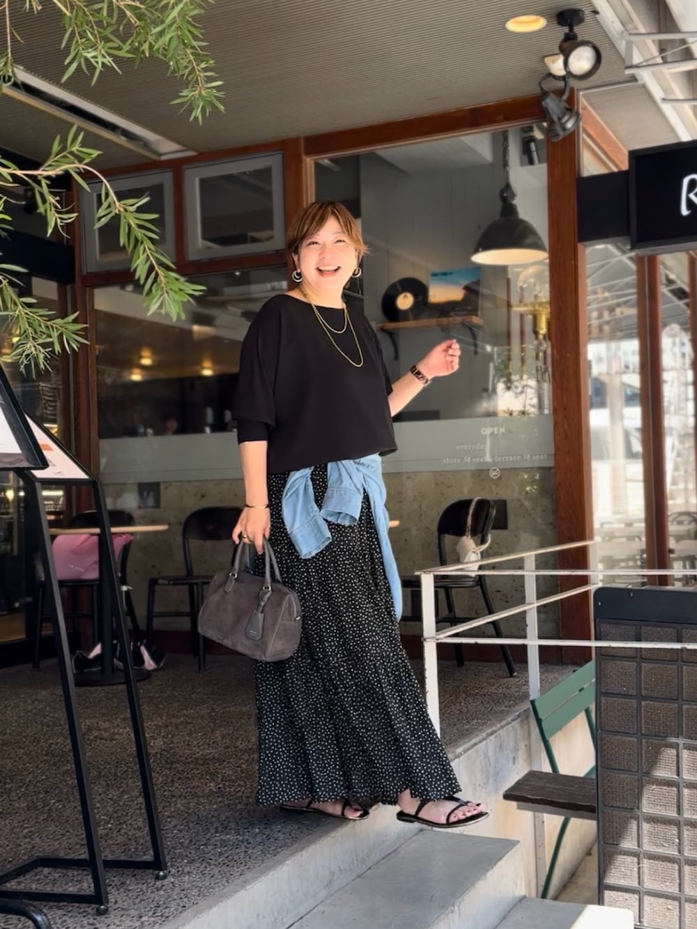 「シアートップス、夏服コーデ、ゆるコーデ、涼しいコーデ、シンプルスタイル、夏服、シャツ/ブラウス、夏コーデ、秋服準備はじめました、40代ファッション、40代女性、40代コーデ、骨格ストレート」｜「RIVE DROITEのリブ付きジョーゼットドルマンブラウス（シャツ/ブラウス、ブラック系）」を使った、yosshiiiiiiさん（レディース・165cm）の夏コーディネートの2枚目の写真