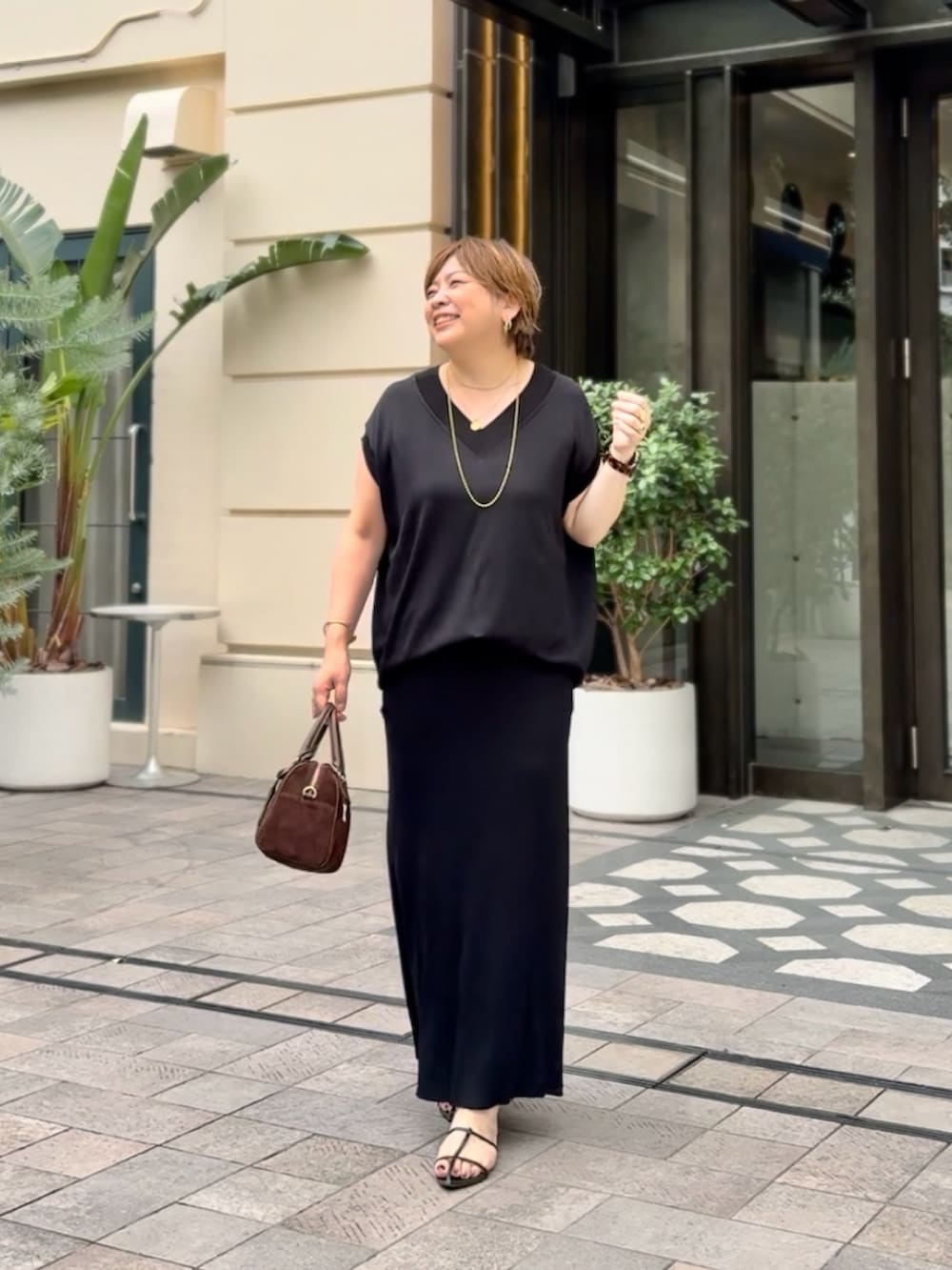 「セットアップ、ブラックコーデ、夏コーデ、大人カジュアルコーデ、骨格ストレート、40代ファッション、40代、40代女性、40代コーデ、ひんやり、ひんやり素材、ひんやりニット、ひんやりスカート」｜「RIVE DROITEの【ひんやりタッチ・セットアップ対応可】レーヨン混バックテールニット（ニット/セーター、ブラック系）」を使った、yosshiiiiiiさん（レディース・165cm）の夏コーディネートの2枚目の写真
