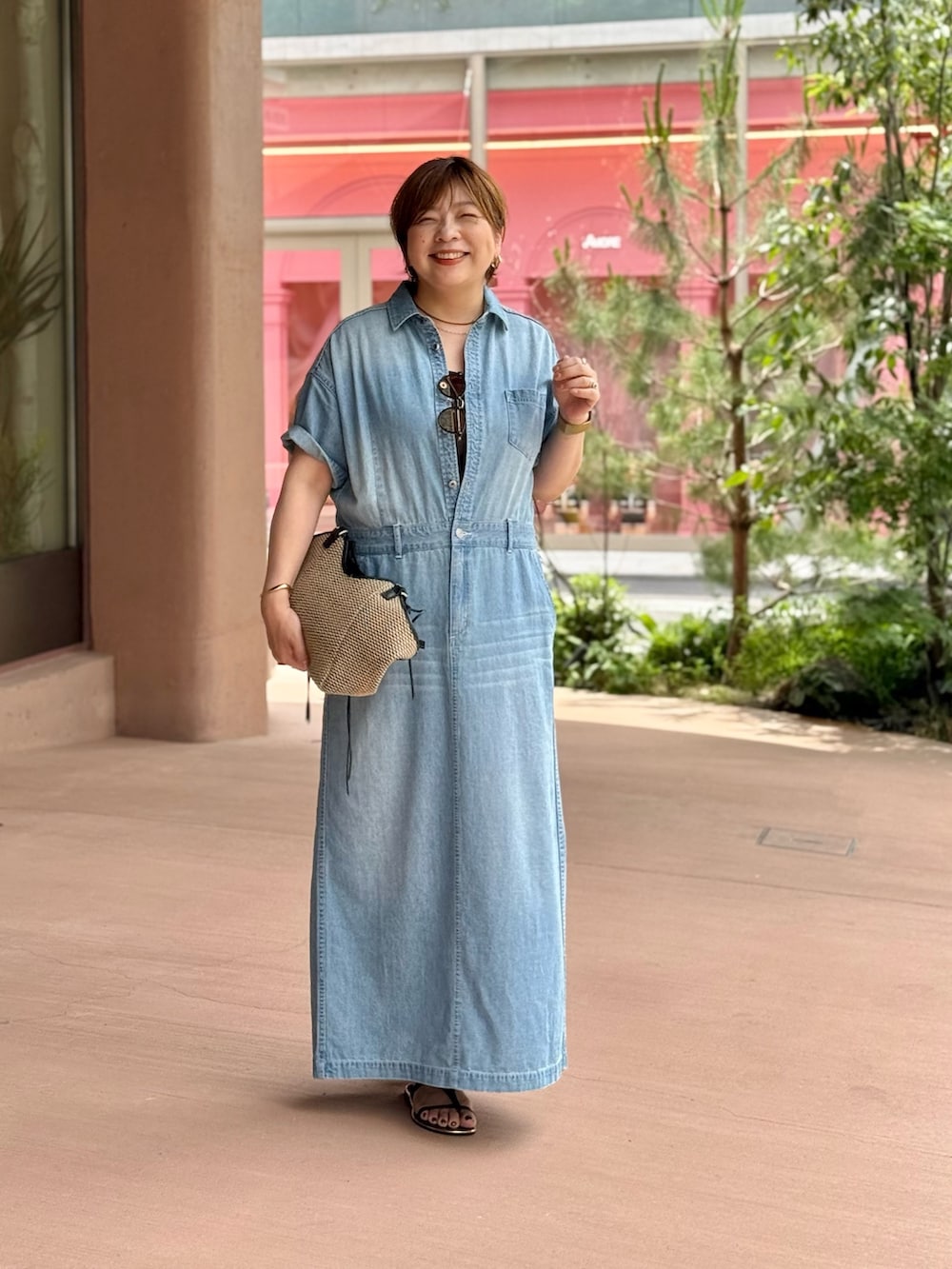「デニムコーデ、デニムワンピース、デニムワンピ、デニムワンピースコーデ、40代ファッション、40代、40代女性、40代コーデ、夏コーデ、夏ファッション」｜「RIVE DROITEの【MONN×Yoshiiiiii】半袖デニムシャツワンピース（ワンピース、ブルー系）」を使った、yosshiiiiiiさん（骨格ストレート・レディース・165cm）の春コーディネートの3枚目の写真
