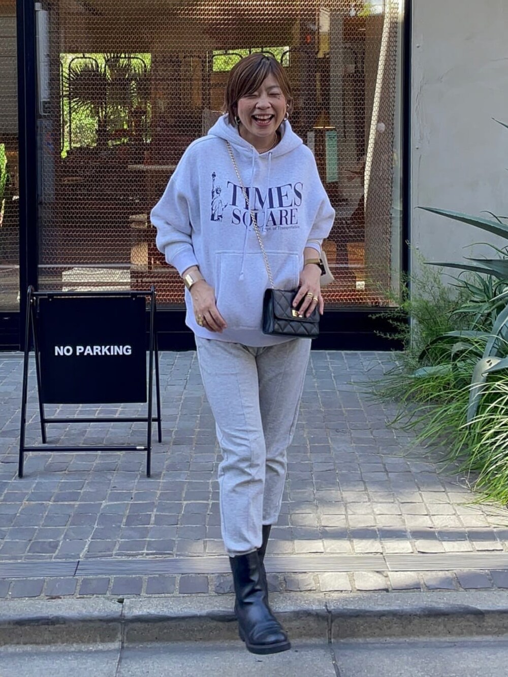 「大人カジュアル、秋服、大人かわいい、オトナ女子、レザー、ラクチンコーデ、ボア、ボアコート、ボアジャケット、パーカー、グレーのパーカー、グッドロックスピード、GOOD ROCK SPEED」｜「RIVE DROITEのお買い物が楽しくなる！/エンジョイショッピングボアコート（ノーカラーコート、ベージュ系）」を使った、yosshiiiiiiさん（骨格ストレート・レディース・165cm）の秋コーディネートの3枚目の写真
