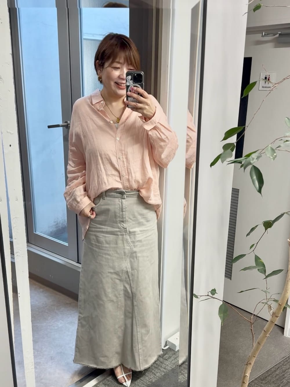 「春服コーデ、大人カジュアルコーデ、大人可愛い、大人コーデ、春先取り、大人かわいい、大人ファッション、リネン、リネンシャツ、リネンブラウス、40代ファッション、40代、40代女性、40代コーデ、デニムスカート」｜「RIVE DROITEの予約【一枚でも羽織でも活躍！】リネンワイドシャツ（シャツ/ブラウス、ピンク系）」を使った、yosshiiiiiiさん（骨格ストレート・レディース・165cm）の春コーディネートの3枚目の写真