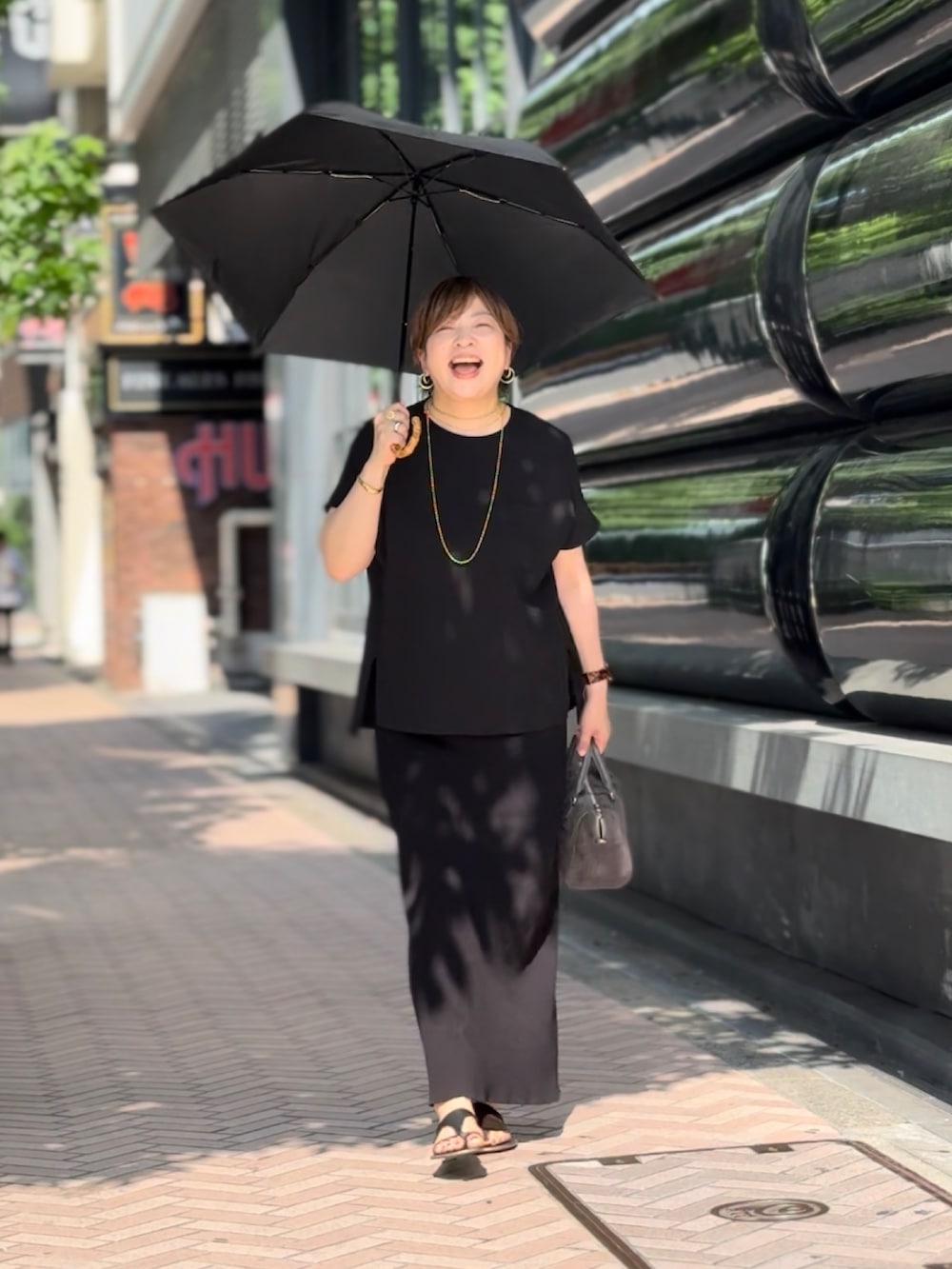 「夏コーデ、夏服コーデ、大人カジュアルコーデ、夏服、夏だ！Tシャツ着よう！、シャツ/ブラウス、着回しコーデ、トップス、ブラック、ブラックコーデ、40代ファッション、40代、40代女性、40代コーデ」｜「RIVE DROITEのテレコ切替ジョーゼットブラウス（シャツ/ブラウス、ブラック系）」を使った、yosshiiiiiiさん（レディース・165cm）の夏コーディネートの2枚目の写真