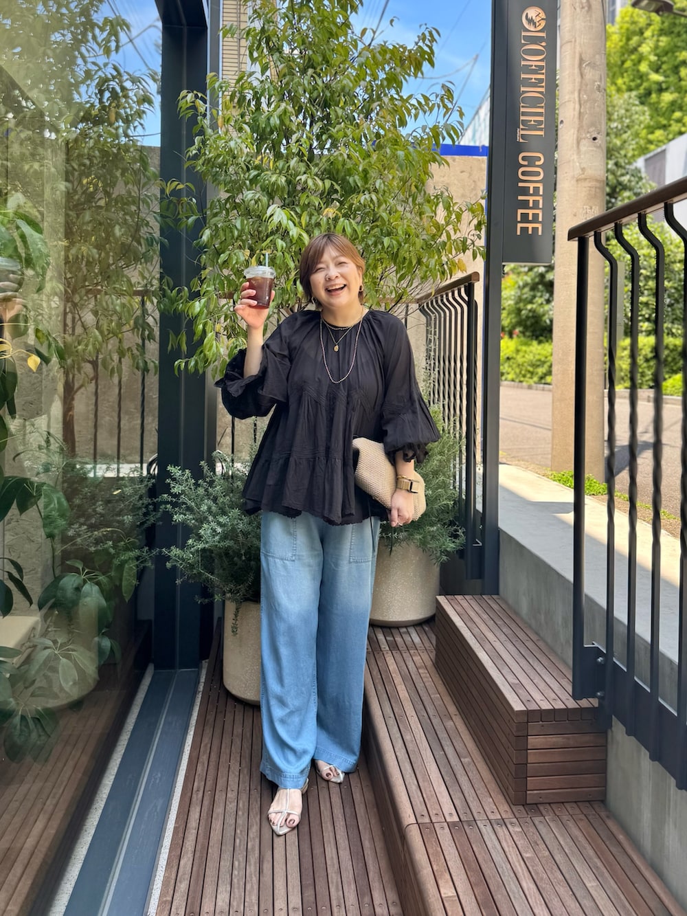 「レイヤードスタイル、大人かわいい、楽チンコーデ、夏コーデ、シンプル、大人コーデ、夏服コーデ、初夏コーデ、ブラウスコーデ、リラックススタイル、夏服、デニム、デニムパンツ、レース、レーストップス」｜「RIVE DROITEの【シーズンムードを高める】コットンボイルレースブラウス（シャツ/ブラウス、ブラック系）」を使った、yosshiiiiiiさん（骨格ストレート・レディース・165cm）の夏コーディネートの2枚目の写真