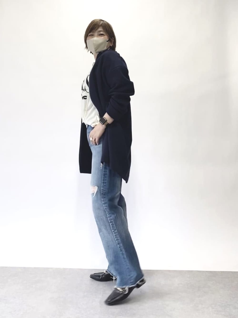 「オトナ女子、春カラー、カジュアルコーデ、シンプルスタイル、春コーデ、パンツコーデ、ゆるコーデ、お洒落さんとつながりたい、Tシャツ、Tシャツ×デニム、ローファー、春アウター」｜「RIVE DROITEの人気のダンボール素材にミドル丈が登場/ダンボールノーカラーコート（ノーカラーコート、ブルー系）」を使った、yosshiiiiiiさん（骨格ストレート・レディース・165cm）の春コーディネートの2枚目の写真