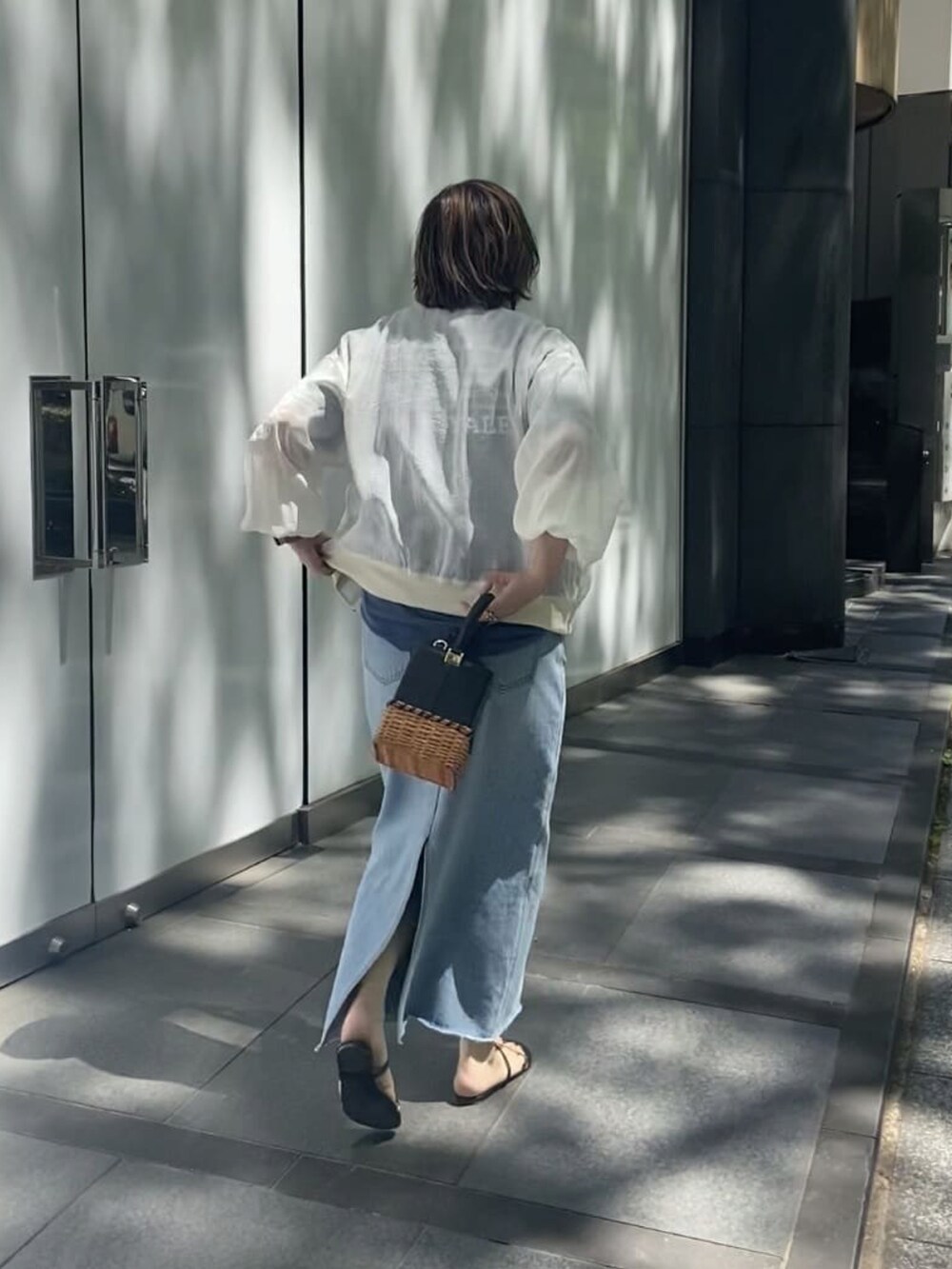 「お出かけコーデ、シンプル、ラクチンコーデ、大人かわいい、シアートップス、モノトーン、オトナカジュアル、大人女子、ロングスカート、ゆるコーデ」｜「RIVE DROITEの予約【GOOD ROCK SPEED】YALEロゴTシャツ（Tシャツ/カットソー、ブルー系）」を使った、yosshiiiiiiさん（骨格ストレート・レディース・165cm）の春コーディネートの2枚目の写真