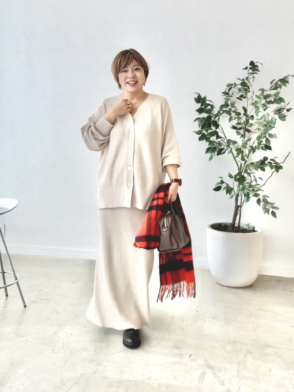 ホワイト系のニット/セーター、ホワイト系のスカートを着用したレディースの秋コーディネートの4枚目の写真