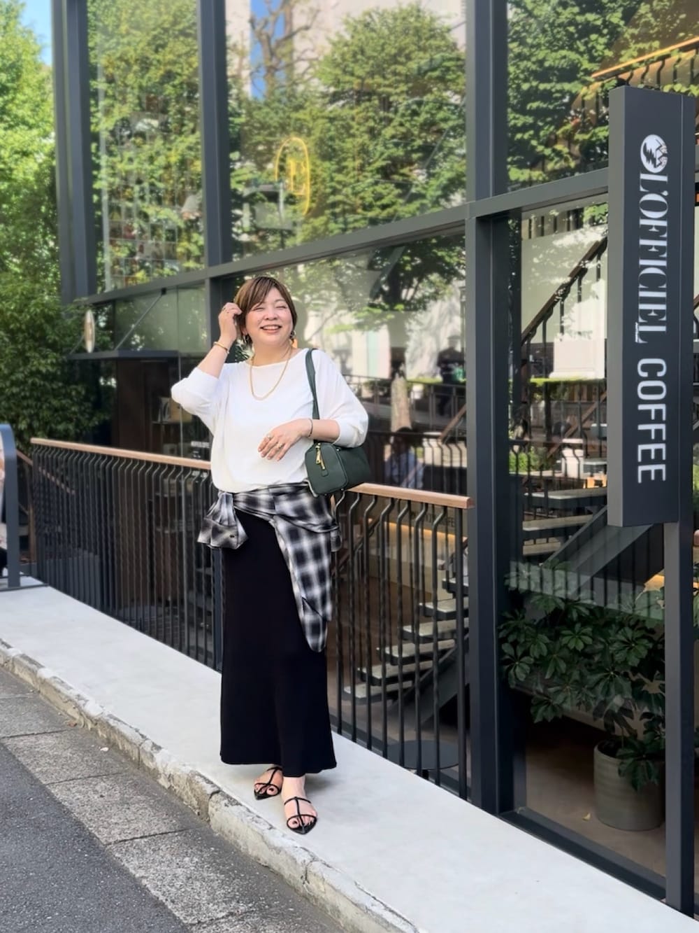 「夏服コーデ、ゆるコーデ、涼しいコーデ、ラフコーデ、シンプルスタイル、夏服、夏コーデ、骨格ストレート、高身長女子、高身長コーデ、高身長コーディネート、40代ファッション、40代女性、40代コーデ、ひんやり素材」｜「RIVE DROITEのリブ付きジョーゼットドルマンブラウス（シャツ/ブラウス、ホワイト系）」を使った、yosshiiiiiiさん（レディース・165cm）の夏コーディネートの2枚目の写真