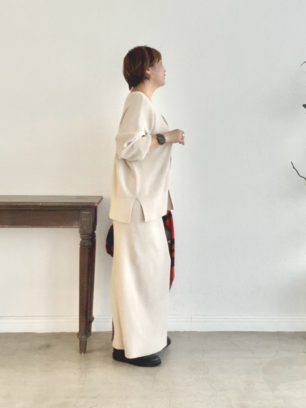 ホワイト系のニット/セーター、ホワイト系のスカートを着用したレディースの秋コーディネートの6枚目の写真