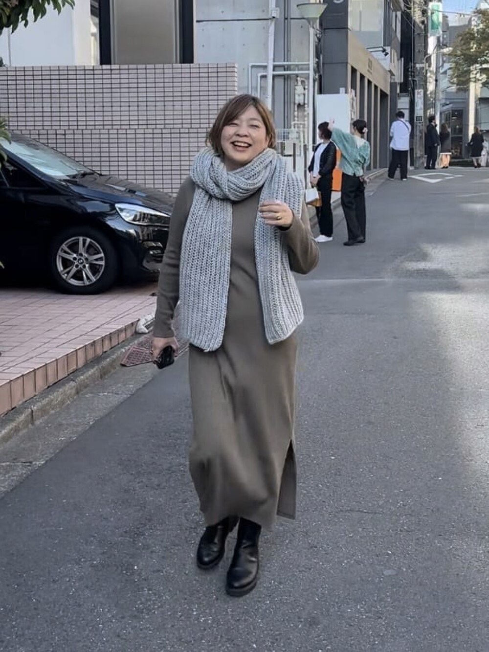 「重ね着ベストシーズン、秋冬、オトナカジュアル、シンプル、秋カラー、パンツコーデ、休日スタイル、ブラウン、カーキ、大人女子」｜「RIVE DROITEの2WAYロングリブワンピース（ワンピース、グリーン系）」を使った、yosshiiiiiiさん（骨格ストレート・レディース・165cm）の秋コーディネートの2枚目の写真