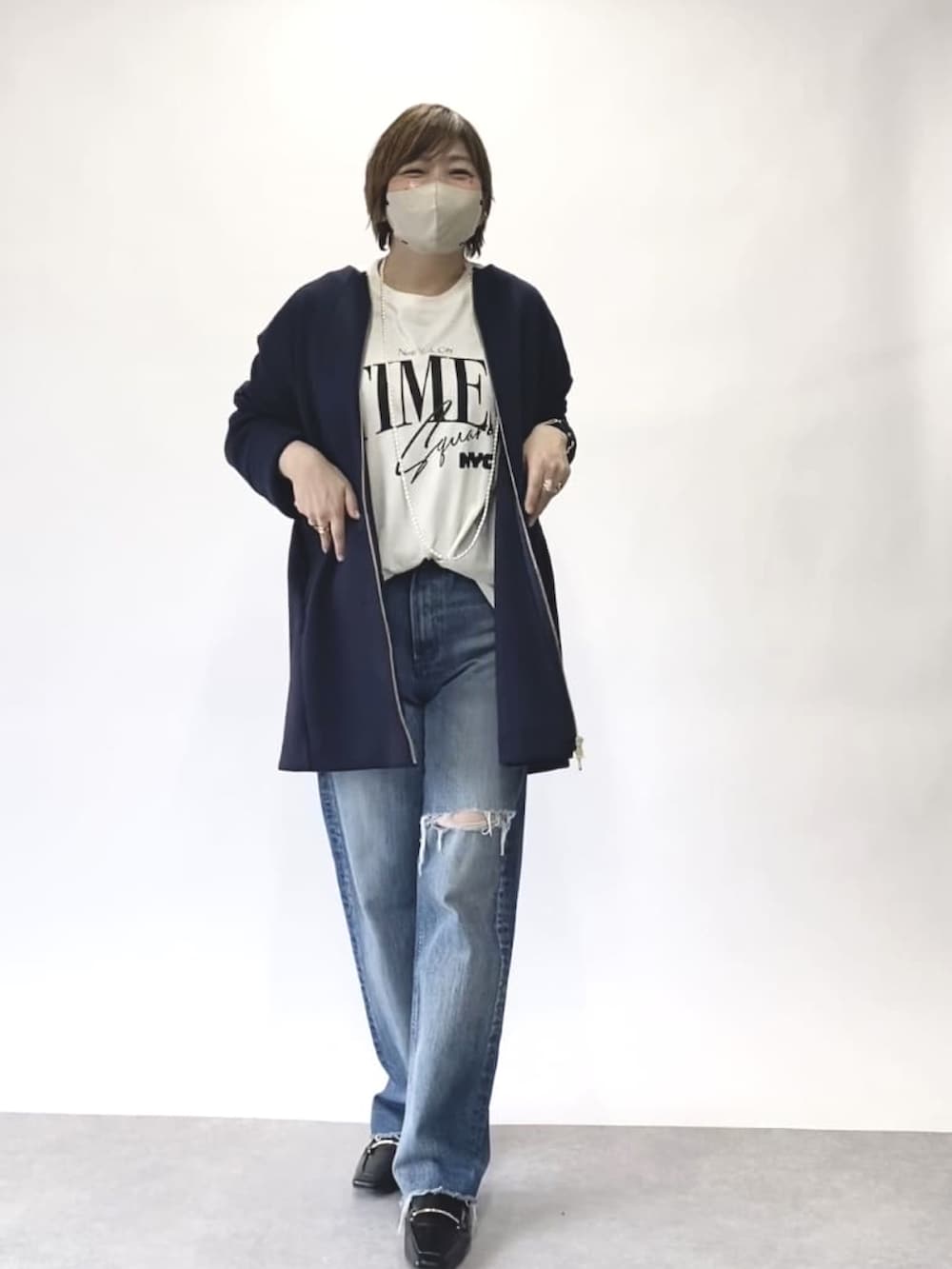 「オトナ女子、春カラー、カジュアルコーデ、シンプルスタイル、春コーデ、パンツコーデ、ゆるコーデ、お洒落さんとつながりたい、Tシャツ、Tシャツ×デニム、ローファー、春アウター」｜「RIVE DROITEの人気のダンボール素材にミドル丈が登場/ダンボールノーカラーコート（ノーカラーコート、ブルー系）」を使った、yosshiiiiiiさん（骨格ストレート・レディース・165cm）の春コーディネートの3枚目の写真