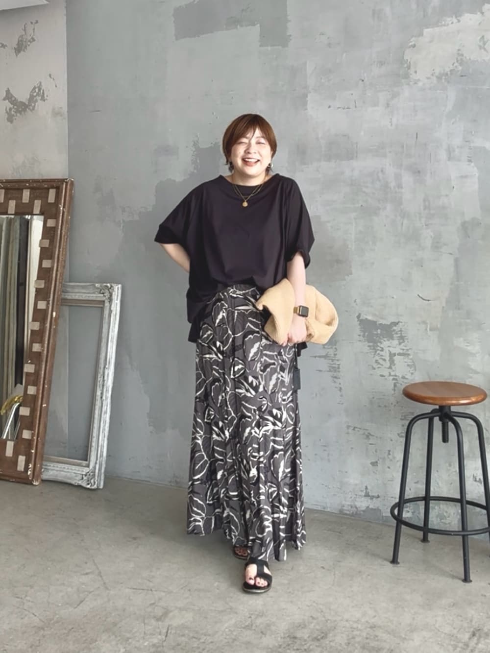 「柄スカート、夏コーデ、夏服、夏ファッション、カットソー、40代ファッション、40代女性、40代コーデ、骨格ストレート」｜「RIVE DROITEの【着心地抜群】ポンチョカットソー（Tシャツ/カットソー、ブラック系）」を使った、yosshiiiiiiさん（骨格ストレート・レディース・165cm）の夏コーディネートの2枚目の写真