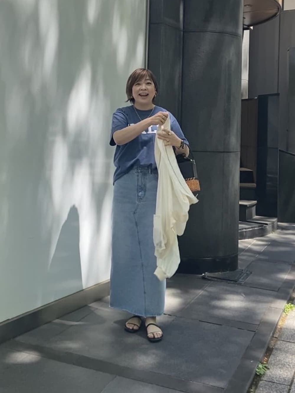 「お出かけコーデ、シンプル、ラクチンコーデ、大人かわいい、シアートップス、モノトーン、オトナカジュアル、大人女子、ロングスカート、ゆるコーデ」｜「RIVE DROITEの予約【GOOD ROCK SPEED】YALEロゴTシャツ（Tシャツ/カットソー、ブルー系）」を使った、yosshiiiiiiさん（骨格ストレート・レディース・165cm）の春コーディネートの3枚目の写真