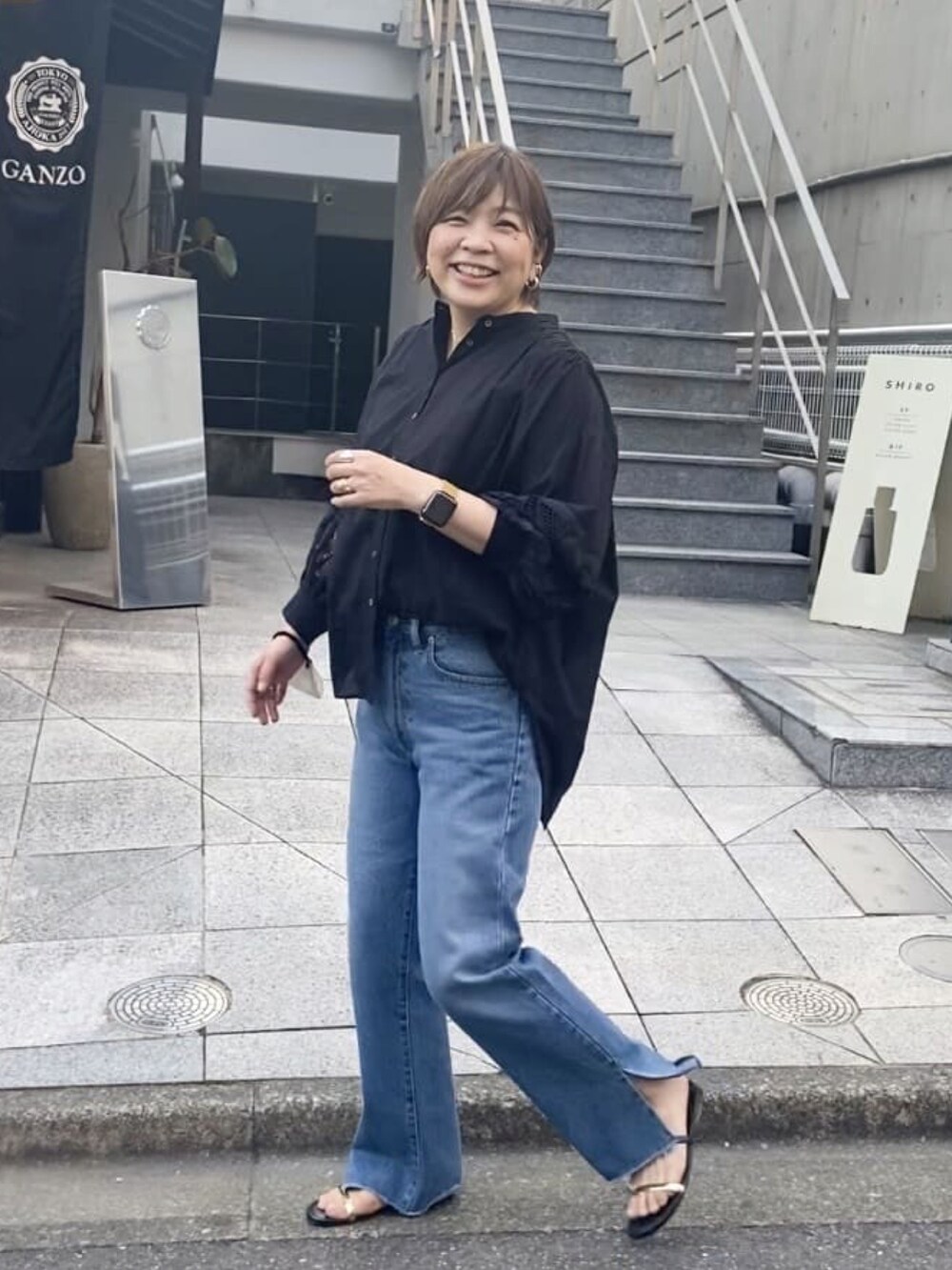 「オトナ女子、休日スタイル、おでかけコーデ、オトナカジュアル、きれいめカジュアル、春服、ゆるコーデ、着回しコーデ、ブラック、デニム、デニムコーデ」｜「RIVE DROITEの袖口のレースがさりげない/コットン袖刺繍ギャザーブラウス（シャツ/ブラウス、ブラック系）」を使った、yosshiiiiiiさん（骨格ストレート・レディース・165cm）の春コーディネートの4枚目の写真