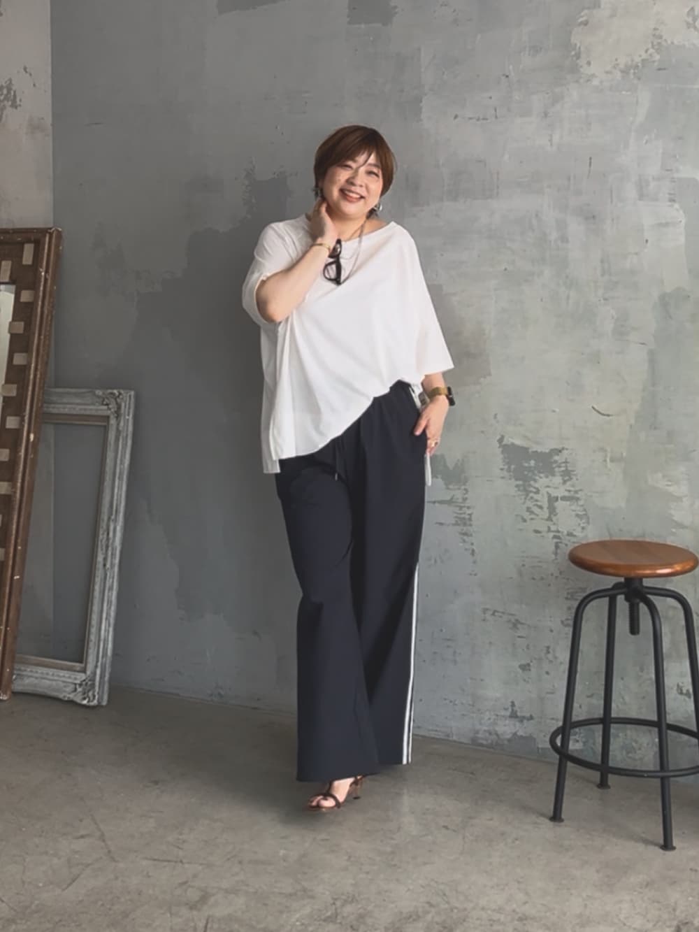 「サンダル、白Tシャツ、モノトーン、夏コーデ、モノトーンコーデ、大人コーデ、夏服コーデ、初夏コーデ、Tシャツ/カットソー、トップス、40代ファッション、40代女性、40代コーデ、骨格ストレート、オーバーサイズ」｜「RIVE DROITEの予約【着心地抜群】ポンチョカットソー（Tシャツ/カットソー、ホワイト系）」を使った、yosshiiiiiiさん（骨格ストレート・レディース・165cm）の夏コーディネートの2枚目の写真