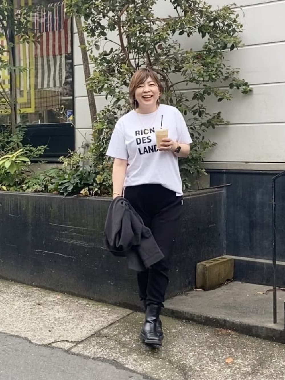 ブラック系のテーラードジャケット、ホワイト系のTシャツ/カットソー、ブラック系のスウェットパンツを着用したレディースの春コーディネートの4枚目の写真