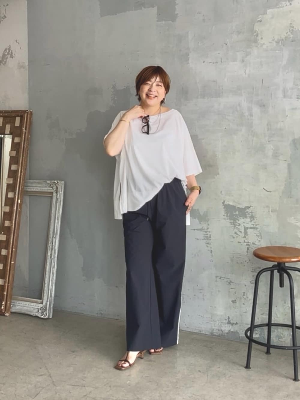 「サンダル、白Tシャツ、モノトーン、夏コーデ、モノトーンコーデ、大人コーデ、夏服コーデ、初夏コーデ、Tシャツ/カットソー、トップス、40代ファッション、40代女性、40代コーデ、骨格ストレート、オーバーサイズ」｜「RIVE DROITEの予約【着心地抜群】ポンチョカットソー（Tシャツ/カットソー、ホワイト系）」を使った、yosshiiiiiiさん（骨格ストレート・レディース・165cm）の夏コーディネートの3枚目の写真