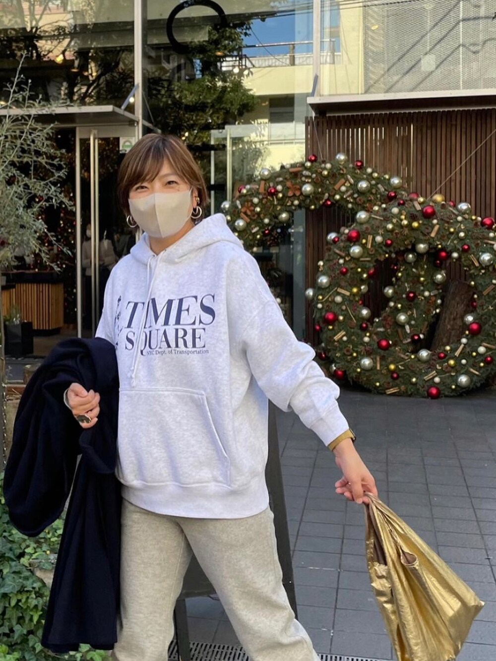 「カジュアル、オトナ女子、カジュアルコーデ、大人カジュアル、休日スタイル、ゆるコーデ、着回しコーデ、ショートブーツ、冬、キレイめカジュアル、RIVEDROITE、リブドロワ、GOOD ROCK SPEED、スウェット、パーカー」｜「RIVE DROITEのクリアな印象で羽織れる/タックスリーブメルトンコート（その他アウター、ブルー系）」を使った、yosshiiiiiiさん（骨格ストレート・レディース・165cm）の冬コーディネートの5枚目の写真