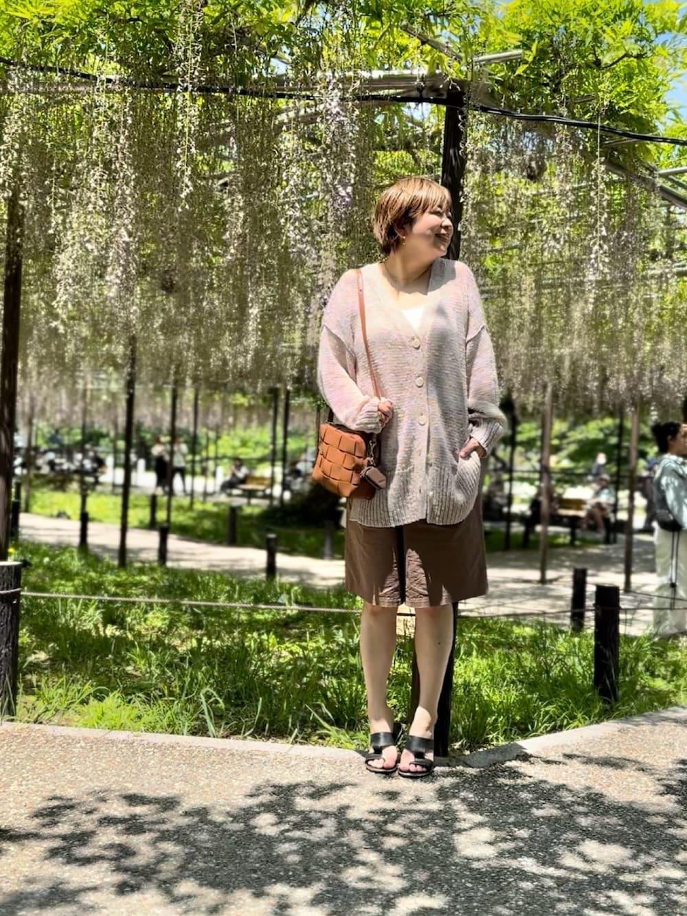 「カーディガンコーデ、カーディガン、ショートパンツ、ショートヘア、骨格ストレート、40代ファッション、40代女性、40代コーデ、夏コーデ」｜「RIVE DROITEの【名品リバイバル/手洗い可】NEWサイドスリットカーデ（カーディガン/ボレロ、ベージュ系）」を使った、yosshiiiiiiさん（骨格ストレート・レディース・165cm）の春コーディネートの3枚目の写真