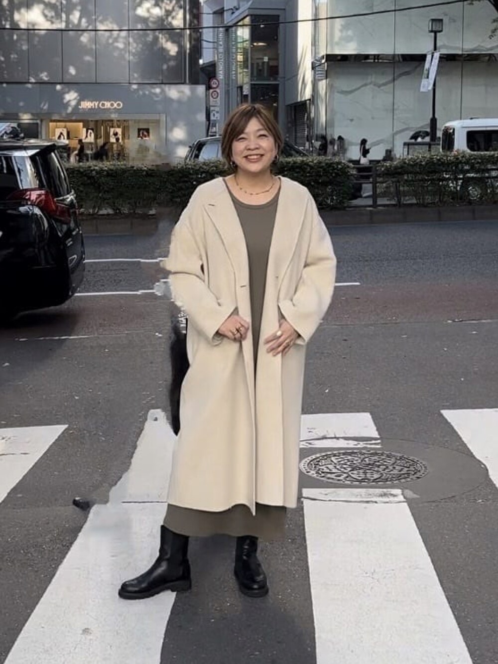「重ね着ベストシーズン、秋冬、オトナカジュアル、シンプル、秋カラー、オトナ女子、休日スタイル、ワンピース、ワンピーススタイル、ベージュ」｜「RIVE DROITEのクルーネックカラーロングコート（ノーカラーコート、ベージュ系）」を使った、yosshiiiiiiさん（骨格ストレート・レディース・165cm）の秋コーディネートの2枚目の写真