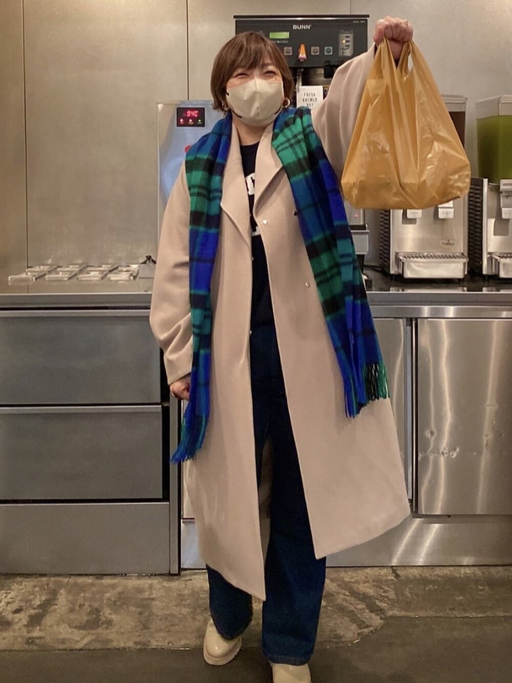 「オトナ女子、服とコスメでなりたい自分に、シンプルコーデ、今日のコーデ、冬コーデ、冬のコーデ、ロゴスウェット、ベージュコート、カジュアル、ニット」｜「RIVE DROITEのカジュアルスタイルに取り入れたい/レタードクルーネックニット（ニット/セーター、ブルー系）」を使った、yosshiiiiiiさん（骨格ストレート・レディース・165cm）の冬コーディネートの2枚目の写真