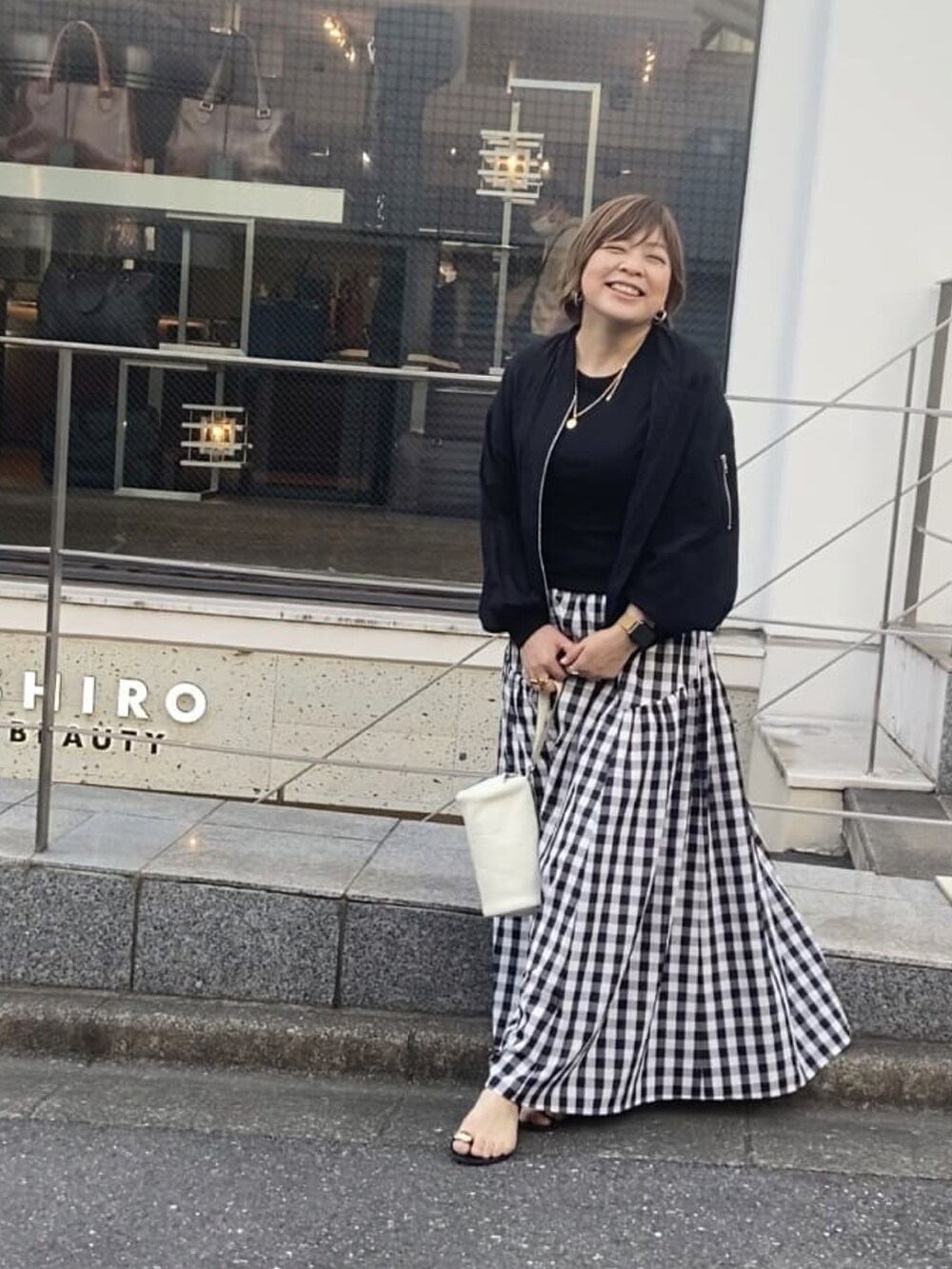 「いまどきジャケット写真、休日スタイル、楽チンコーデ、大人かわいい、チェックスカート、フレアスカート、シアー、ブルゾン、ブルゾンコーデ」｜「RIVE DROITEの軽やかな着心地が人気/シアーブルゾン（ミリタリージャケット、ブラック系）」を使った、yosshiiiiiiさん（骨格ストレート・レディース・165cm）の春コーディネートの3枚目の写真