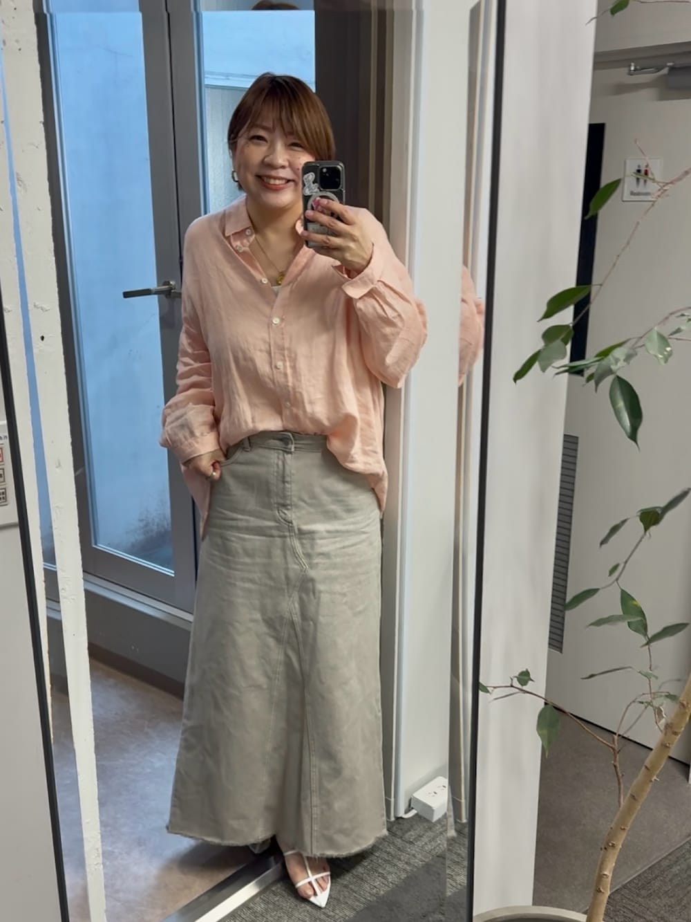 「春服コーデ、大人カジュアルコーデ、大人可愛い、大人コーデ、春先取り、大人かわいい、大人ファッション、リネン、リネンシャツ、リネンブラウス、40代ファッション、40代、40代女性、40代コーデ、デニムスカート」｜「RIVE DROITEの予約【一枚でも羽織でも活躍！】リネンワイドシャツ（シャツ/ブラウス、ピンク系）」を使った、yosshiiiiiiさん（骨格ストレート・レディース・165cm）の春コーディネートの2枚目の写真