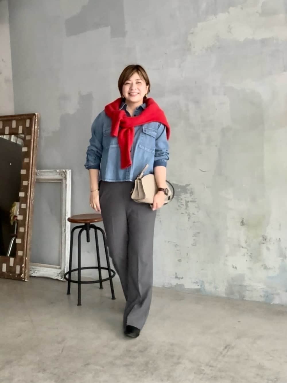 レッド系のカーディガン/ボレロ、グレー系のその他パンツを着用したレディースの秋コーディネートの3枚目の写真