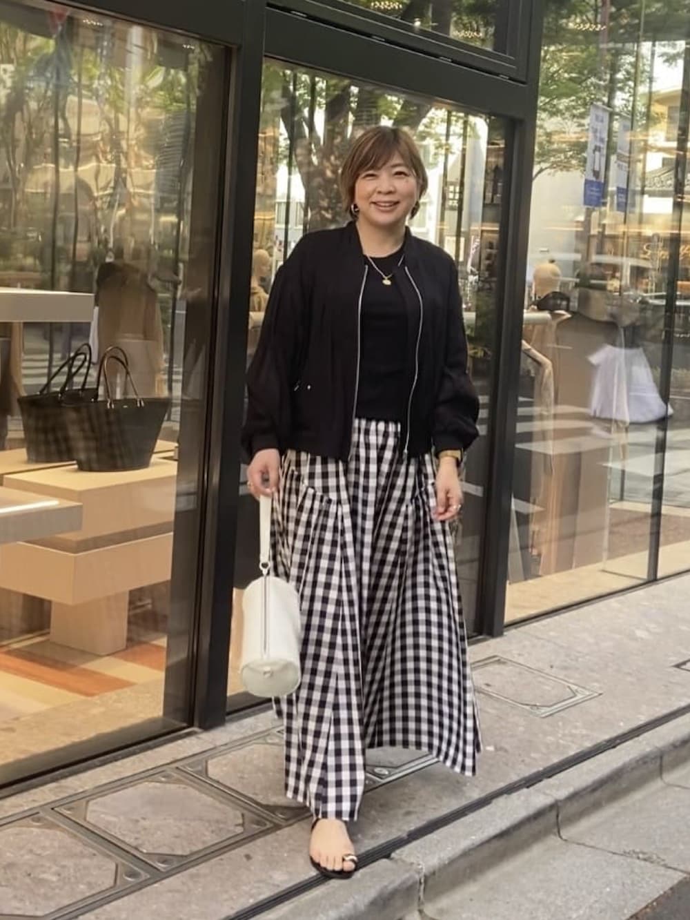 「いまどきジャケット写真、休日スタイル、楽チンコーデ、大人かわいい、チェックスカート、フレアスカート、シアー、ブルゾン、ブルゾンコーデ」｜「RIVE DROITEの軽やかな着心地が人気/シアーブルゾン（ミリタリージャケット、ブラック系）」を使った、yosshiiiiiiさん（骨格ストレート・レディース・165cm）の春コーディネートの2枚目の写真