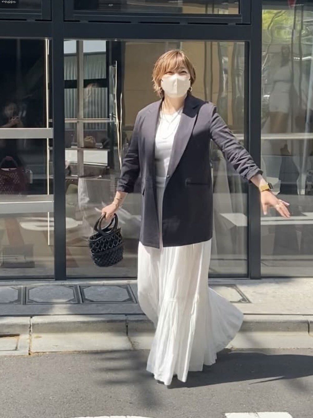 「春服、お出かけコーデ、大人カジュアル、休日コーデ、休日スタイル、モノトーン、いまどきジャケット写真、ゆったりコーデ、きれいめカジュアル、高身長女子、ロングスカート、テーラードジャケット」｜「RIVE DROITEの軽い着心地/テンセルリネンライトBIGジャケット（テーラードジャケット、ブラック系）」を使った、yosshiiiiiiさん（骨格ストレート・レディース・165cm）の春コーディネートの2枚目の写真
