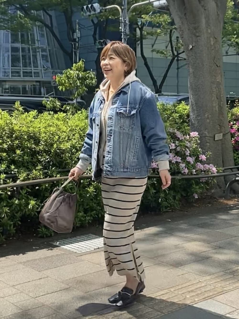 「いまどきジャケット写真、Gジャン、カジュアル、大人女子、ゆったりコーデ、ブラック、ボーダースカート、パーカー、レイヤードスタイル」｜「RIVE DROITEのMONN.:. /モン　デニムジャケット（デニムジャケット、ブルー系）」を使った、yosshiiiiiiさん（骨格ストレート・レディース・165cm）の春コーディネートの2枚目の写真