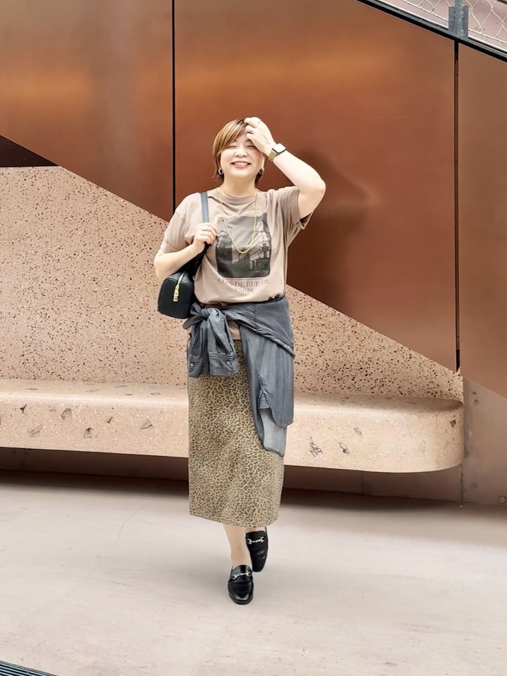 ブラウン系のTシャツ/カットソー、ブラック系のシャツ/ブラウス、ブラウン系のスカートを着用したレディースの夏コーディネートの2枚目の写真