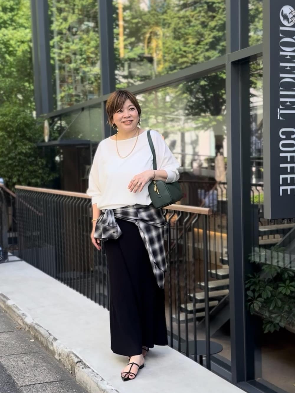 「夏服コーデ、ゆるコーデ、涼しいコーデ、ラフコーデ、シンプルスタイル、夏服、夏コーデ、骨格ストレート、高身長女子、高身長コーデ、高身長コーディネート、40代ファッション、40代女性、40代コーデ、ひんやり素材」｜「RIVE DROITEのリブ付きジョーゼットドルマンブラウス（シャツ/ブラウス、ホワイト系）」を使った、yosshiiiiiiさん（レディース・165cm）の夏コーディネートの3枚目の写真