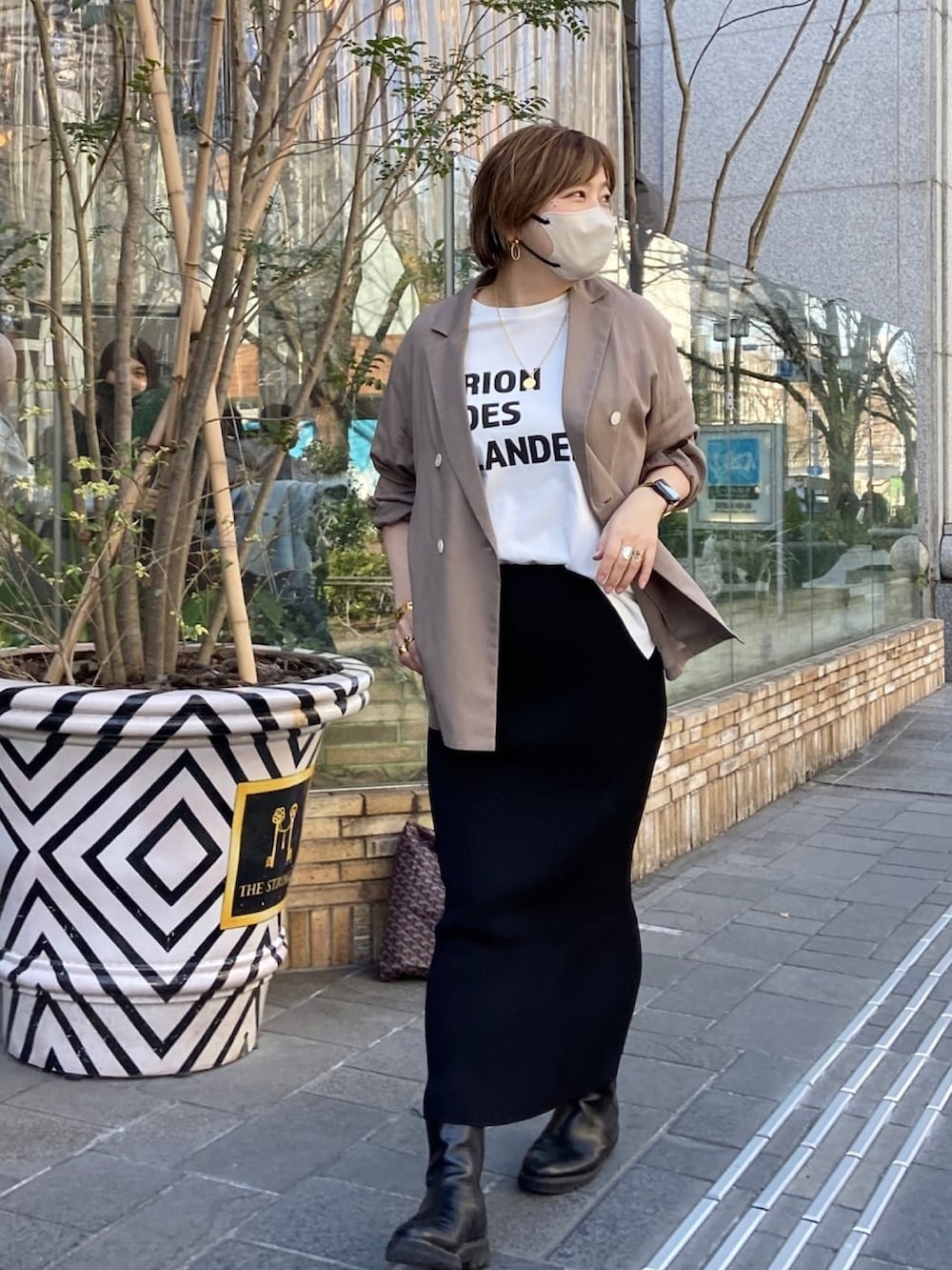 「カジュアルコーデ、大人女子、キレイめカジュアル、楽チンコーデ、いまどきジャケット写真、黒、ジャケット、Tシャツ、ショートブーツ」｜「RIVE DROITEのシャツ感覚で着れてトレンド感抜群/スリットスリーブテーラードジャケット（テーラードジャケット、グリーン系）」を使った、yosshiiiiiiさん（骨格ストレート・レディース・165cm）の春コーディネートの4枚目の写真